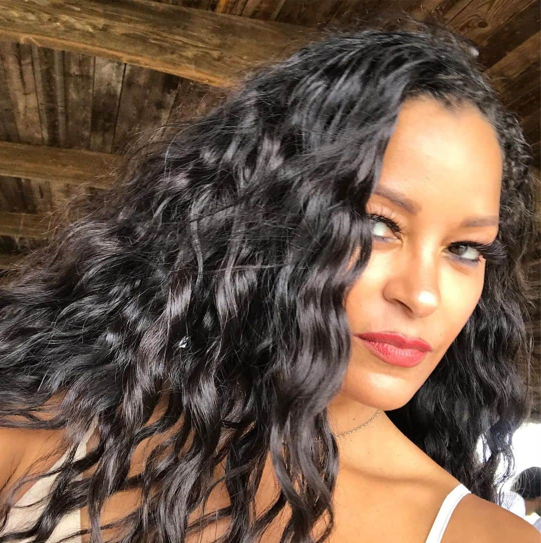 クラウディア・ジョーダンさんのインスタグラム写真 - (クラウディア・ジョーダンInstagram)「Want your hair to look super natural and 🔥🔥? Hit up my girl @iamgoodhair and get your extensions from @thamaneman ❤️❤️ #dallasHair #dallashairstylist #wavyhair #wavyhairstyle BOOK your appointment TODAY! She’s 💣」6月16日 9時25分 - claudiajordan