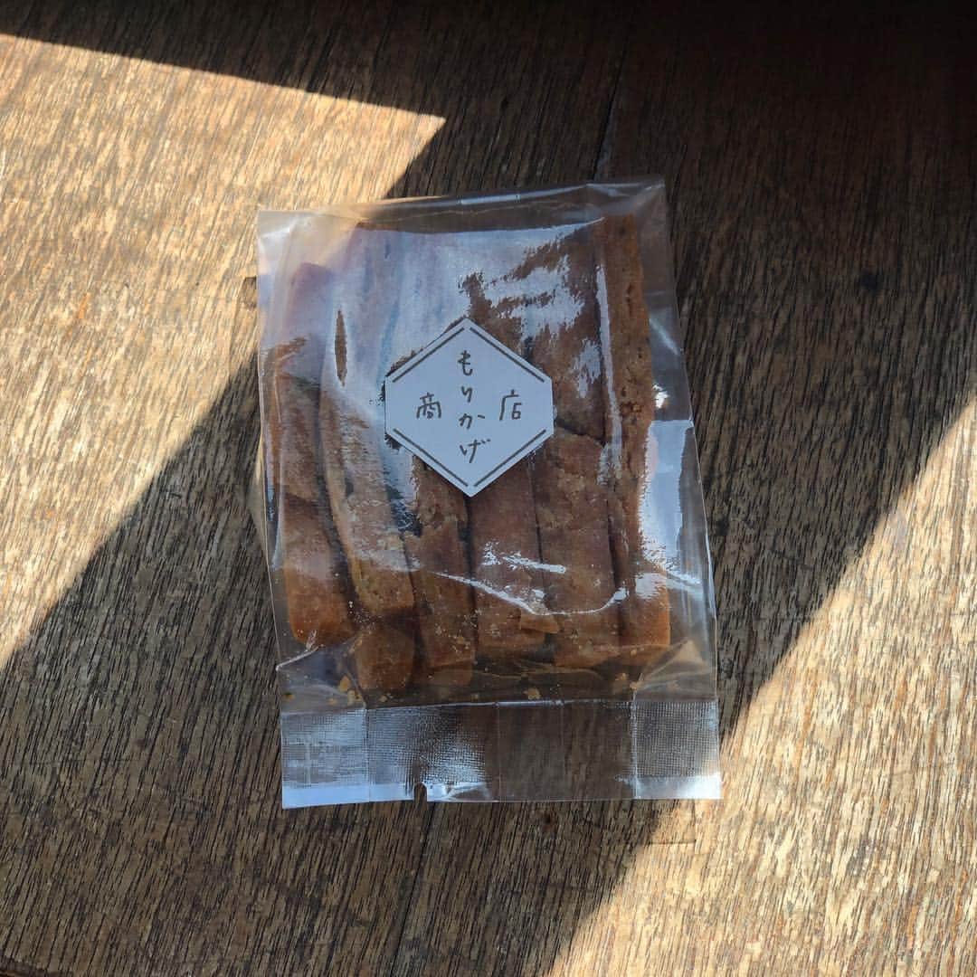 甲斐みのりさんのインスタグラム写真 - (甲斐みのりInstagram)「京都、ベッカライ・ヨナタンのくるみのクッキー。 もりかげ商店の青のりかりんとう。  #朝おやつ朝おやつ #菓子菓子菓子」6月16日 9時25分 - minori_loule