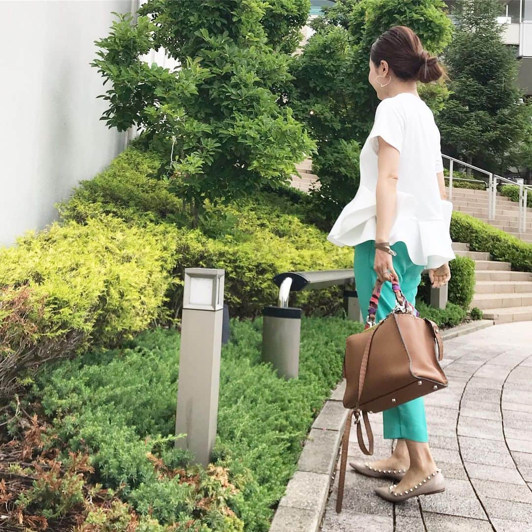 kyoco_ococさんのインスタグラム写真 - (kyoco_ococInstagram)「ボンディングのフリルが可愛い @dolce._official  のTシャツ💚  合わせるボトムや小物で色々楽しめそう😍💞 娘ともなんとなーくカラーリンクで🥰 .  #dolce#bluelea#fendi#valentino」6月16日 9時34分 - kyocoococ