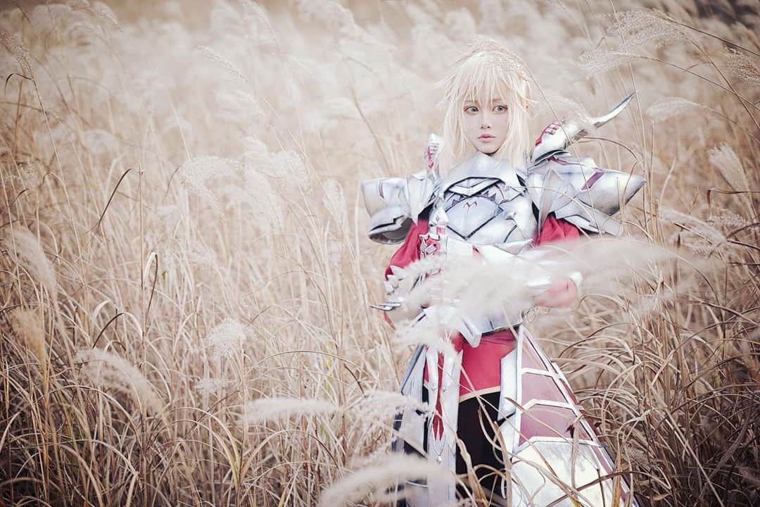 赤羽律のインスタグラム：「モーさん♥️ P＊ シトウさん  カラコン @pinkyparadisedotcom  Coupon code- akabaritsu  #FGO #モードレッド #fate #cosplay #コスプレイヤー #コスプレ #モードレッド #fgo #fateacpocrypha #cosplayer #armor #鎧 #甲冑 #photoshoot」