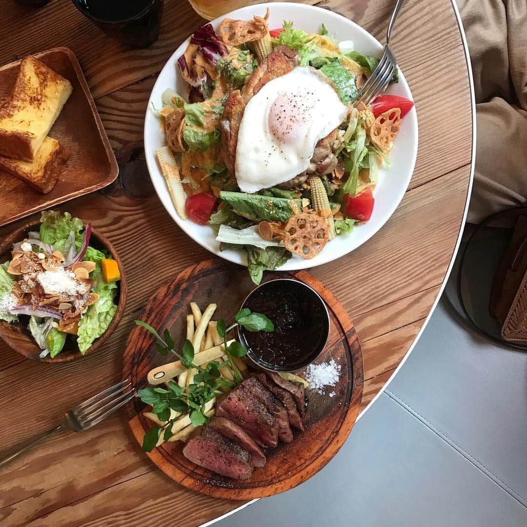 長谷川あやさんのインスタグラム写真 - (長谷川あやInstagram)「🥗🥗🥗 #madisonnewyorkkitchen #cafe #ebisu #lunch ・ ・ ・ いつかのランチ👭💓 ・ ここのサラダボリューム たっぷりで大好き😘 ・ はやくおちびとも ランチデビューしたいな(´∀｀)💭」6月16日 9時35分 - ayasuke_0516