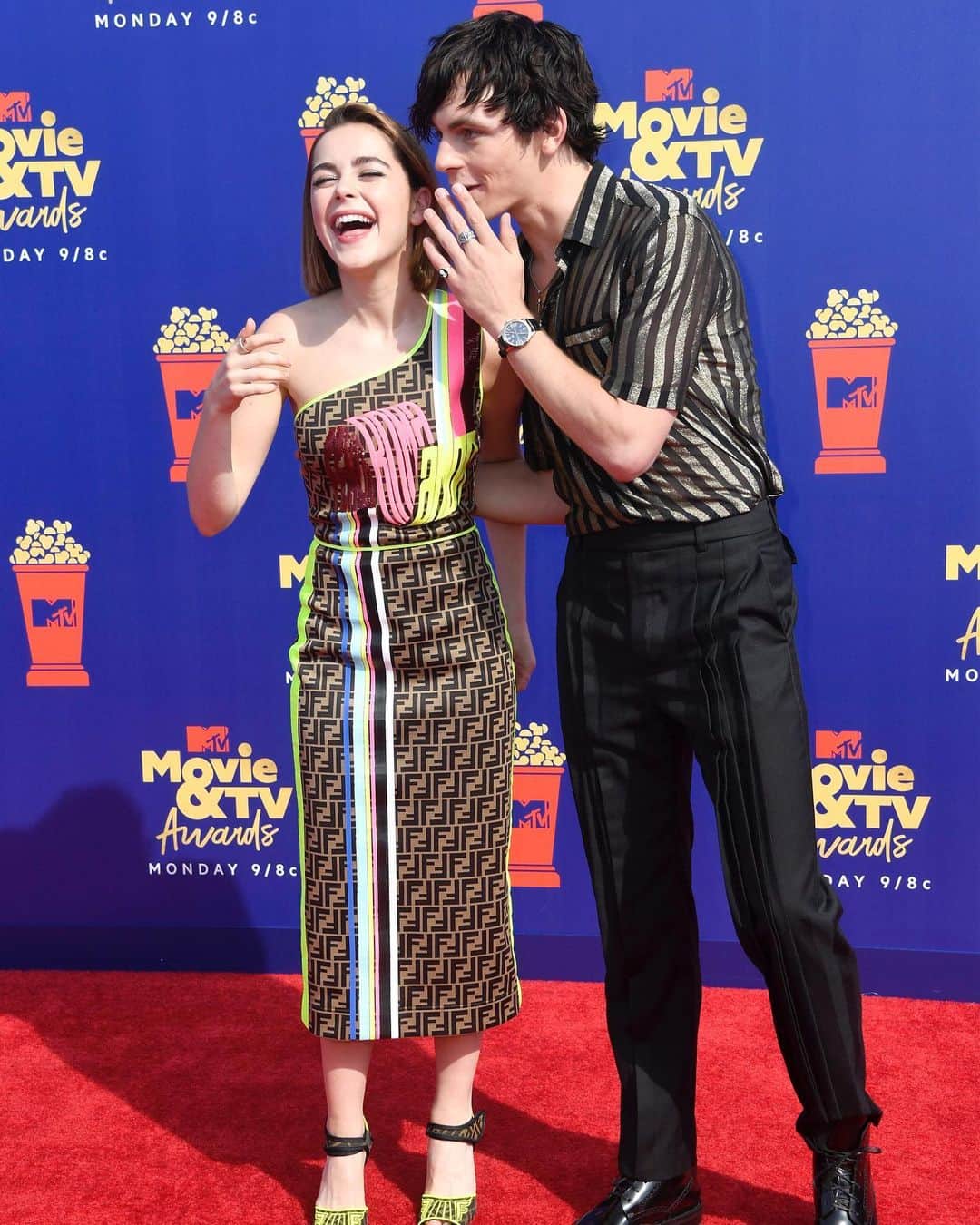 E! Onlineさんのインスタグラム写真 - (E! OnlineInstagram)「These photos of Sabrina & Harvey are putting a spell(man) on us. 🔮 #MTVAwards (📷: Getty Images)」6月16日 9時45分 - enews
