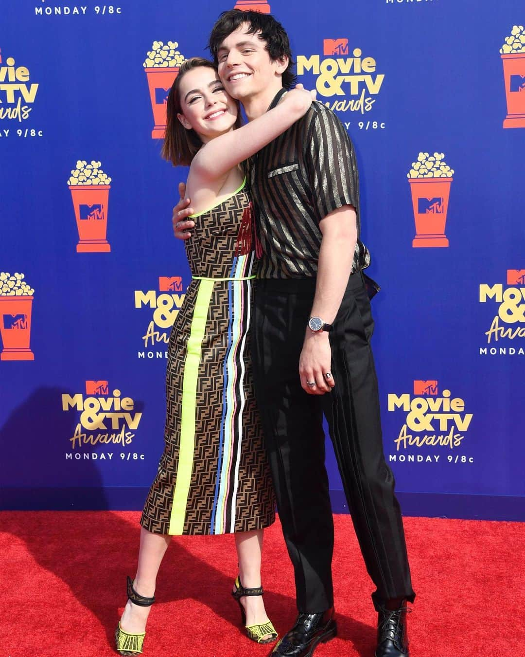 E! Onlineさんのインスタグラム写真 - (E! OnlineInstagram)「These photos of Sabrina & Harvey are putting a spell(man) on us. 🔮 #MTVAwards (📷: Getty Images)」6月16日 9時45分 - enews