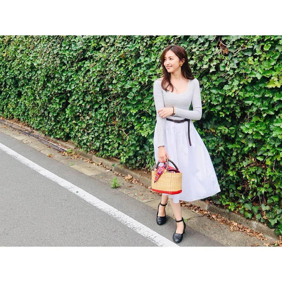 有村実樹さんのインスタグラム写真 - (有村実樹Instagram)「💄👗﻿ 先日のインスタライブ時の私服です♪﻿ ﻿ ﻿ 白い服は膨張しないように細ベルトで引き締めっ！﻿ 髪はユル巻き、リップはしっかり発色で。﻿ ﻿ ﻿ ﻿ ﻿ ﻿ 👚トップス→H&M﻿ 👗スカート→the virgnia﻿ 👠ヒール→trippen﻿ 👜バッグ→CLOUDY﻿ ﻿ ﻿ ﻿ #H&M #thevirgnia #trippen #CLOUDY #バージニア #ザバージニア #トリッペン #クラウディ #服とメイクのバランス #私服 #大人可愛い #fashion #ファッション #スカート ﻿」6月16日 9時51分 - arimura_miki