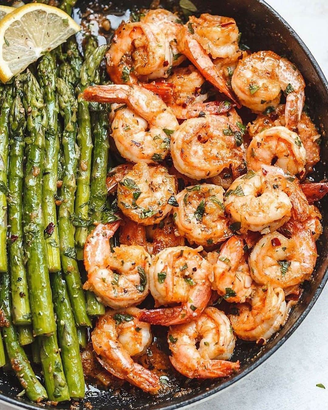 Flavorgod Seasoningsさんのインスタグラム写真 - (Flavorgod SeasoningsInstagram)「KETO Lemon Garlic Butter Shrimp and Asparagus 🍤﻿ -﻿ KETO friendly Seasonings on Sale here ⬇️﻿ Click the link in the bio -> @flavorgod﻿ www.flavorgod.com﻿ -﻿ By @eatwell101﻿ .﻿ Lemon Garlic Butter Shrimp with Asparagus – So much flavor and so easy to throw together, this shrimp dinner is a winner! Flavorful, juicy shrimp team up with fork-tender asparagus in this easy one-pan meal.﻿ .﻿ Full recipe with directions, as well as many more like it, can be found on @eatwell101’s site. Link is in their bio!﻿ .﻿ Serves: 2-3﻿ INGREDIENTS:﻿ 1.5 lbs (700g) medium raw shrimp, peeled and deveined﻿ 1.5 (700g) asparagus (1 bunch) rinsed and trimmed﻿ 3 tablespoons butter﻿ 1 tablespoon olive oil﻿ 5 clove garlic, minced﻿ 1 teaspoon Italian seasoning﻿ 2 teaspoons onion powder﻿ Salt and fresh cracked pepper, to taste﻿ 1/4 cup (60ml) vegetable stock﻿ 1 tablespoon Sriracha (or any hot sauce you like)﻿ Crushed chili pepper flakes, optional﻿ Juice of 1/2 lemon﻿ Fresh chopped parsley or cilantro, for garnish﻿ -﻿ -﻿ #food #foodie #flavorgod #seasonings #glutenfree #mealprep  #keto #paleo #vegan #kosher #breakfast #lunch #dinner #yummy #delicious #foodporn」6月16日 10時00分 - flavorgod