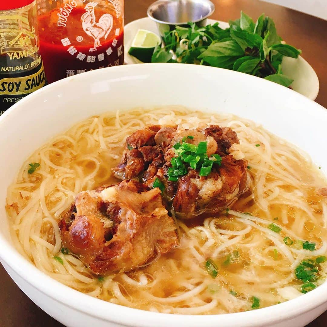 alohatable_waikikiさんのインスタグラム写真 - (alohatable_waikikiInstagram)「OX TAIL SOUP and PHO 🍲  #oxtailsoup  暑さや疲労で食欲が出ない時、香草と生姜が食欲をそそり、出汁の効いたスープが体に染み渡ります。 #oxtail #oxtailpho #waikikilunch #waikikidinner #hawaiisbestkitchens #honolulufoodies #hawaiianrestaurant #ハワイアンレストラン #ワイキキランチ #ワイキキディナー #hawaiigourmet #waikikigourmet #ハワイグルメ #ワイキキグルメ #ハワイ好きな人と繋がりたい #hawaiitrip #lovehawaii #ハワイ旅行」6月16日 9時57分 - alohatable_waikiki