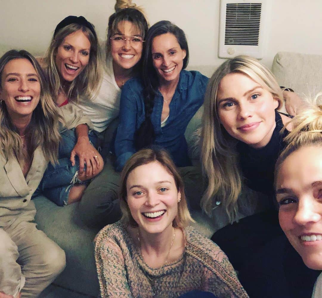 アシュリー・ハートのインスタグラム：「When you get the blonde Ozzie tribe together with one of America’s best intuitive’s, Magic and Transformation happens 😉⚡️💕Thank you to all these amazing woman for holding the space, opening your hearts and being so vulnerable, the ingredients needed for True healing. And a Huge Thank You to @danachildsintuitive for your Divine Wisdom and Initiative Super Powers!」