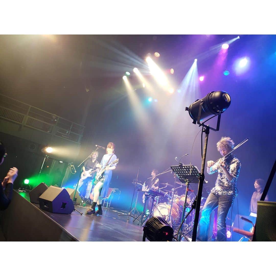 大原ゆい子のインスタグラム：「LIVE THE MOVIE 1日目もおわり、本日2日目！ 今夜は大原ホストデー 上白石萌歌さん井上雄太さん主演短編映画「月より綺麗だった」と供にライブをお届けします 映画に曲も書き下ろしたのです。 ゆったり楽しんで頂けたらうれしい、、」