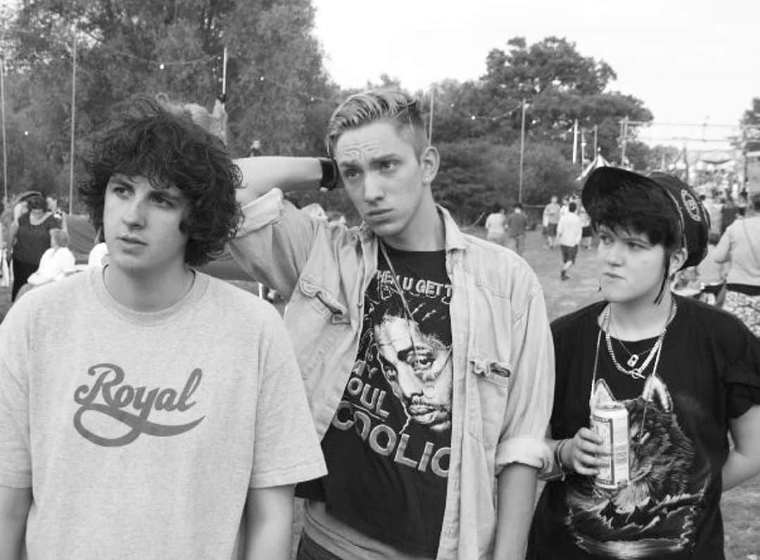The xxのインスタグラム：「Happy 30th birthday to our sunshine Sim! 🌞🧡 You light up our lives, offstage and on, here we are in 2009 before playing one of our first ever festivals, you haven’t changed 😍 we love you xx 💖Romy + Jamie 💚xxxxxx」