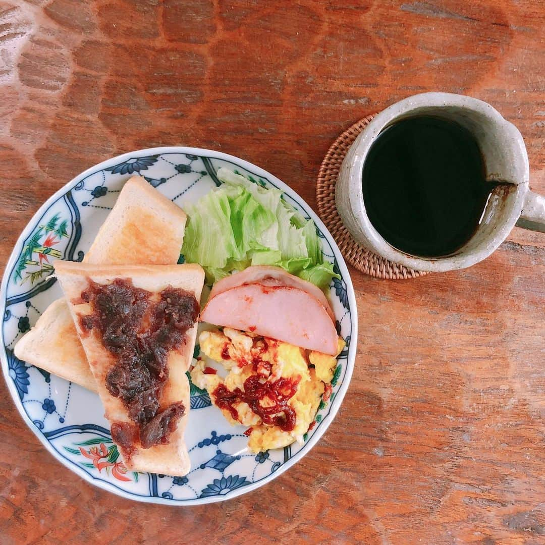 江藤あやさんのインスタグラム写真 - (江藤あやInstagram)「梅雨の晴れ間にお洗濯しまくり。 お天道様がありがたい🌞 ・ 名古屋モーニング☕️🥪 ・ #モーニング #名古屋モーニング #あんこトースト  #一本堂食パン #もっちり美味しい #知多市ふるさと観光大使  #パン好きな人と繋がりたい  #コーヒー好きな人と繋がりたい」6月16日 10時07分 - ayayakko19