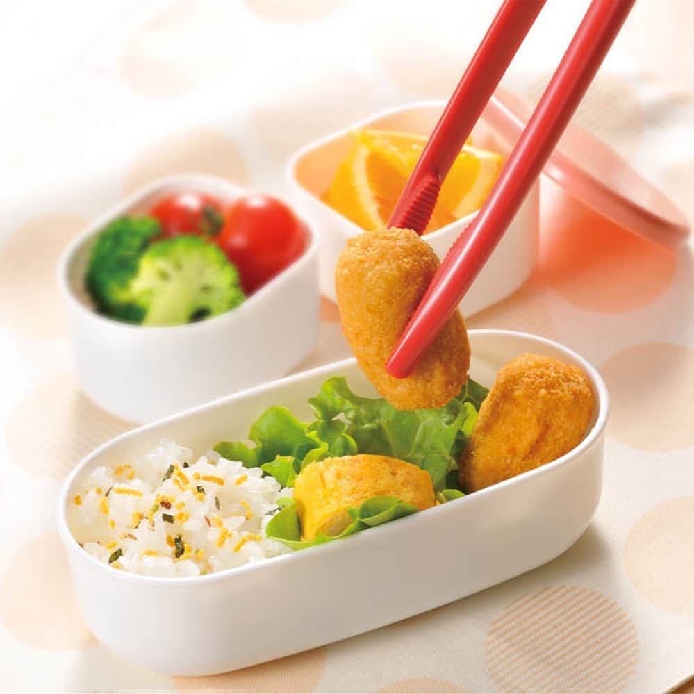 UchiCookのインスタグラム：「Do you pack your own lunch in a bento box? Have you ever felt that it’s a little hard to pack foods with the ordinary tongs or your fingers😩?⠀ ⠀ If you are a Bento person, we’ve got a tool for you🤩 Our Lockable Chopsticks is perfect for delicate food decoration! It is slim and can be locked with one hand so doesn’t take up space when being used or stored :) ⠀ • ⠀ • ⠀ • ⠀ #uchicook #bento #bentobox #lunchbox #lockablechopsticks #japanesefood #japanese #asiancooking #asianfood #madeinjapan #kitchen #kitchenlife #kitchenware #homechef #healthylifestyle #healthyfood #healthydiet」