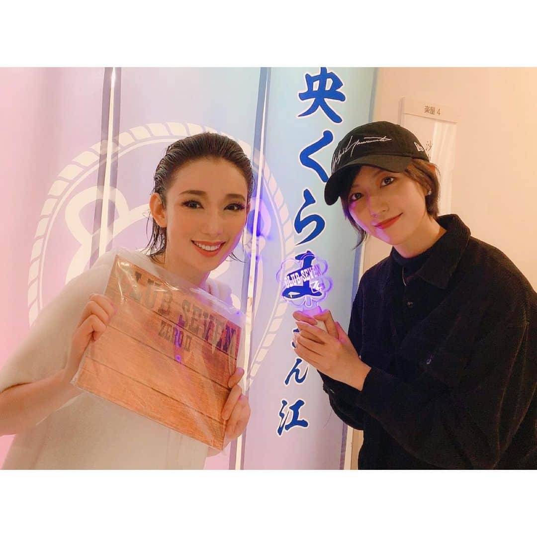 沙央くらまさんのインスタグラム写真 - (沙央くらまInstagram)「#clubsevenzeroⅱ 初日無事に明けました！ ラジオ#ちょこっとやってまーす もありがとうございました❤️ 初日に土生ちゃんが観に来てくれたよ❤️ 50音順メドレーには欅坂46の歌もあるし、喜んでくれました！ 楽しんでくれたみたいで、グッズも購入してくれたんだって！  嬉しい😆  そして幕開きと同時に、温かいファンの方々の歓声に幸せな気持ちになりました。  ハードですが、皆さまの笑顔のために頑張ります！  楽屋も皆さまから頂いたお花💐に囲まれながら幸せに過ごしています❤️ 宝塚を卒業して、宝塚の劇場の前の#シアタークリエ で舞台に立たせ頂く幸せを噛み締めながら、今日も頑張ります！  あしたはBパターン初日だぁ！  #沙央くらま #コマスタ #欅坂46 #土生瑞穂 #土生コマ」6月16日 10時08分 - kurama_sao