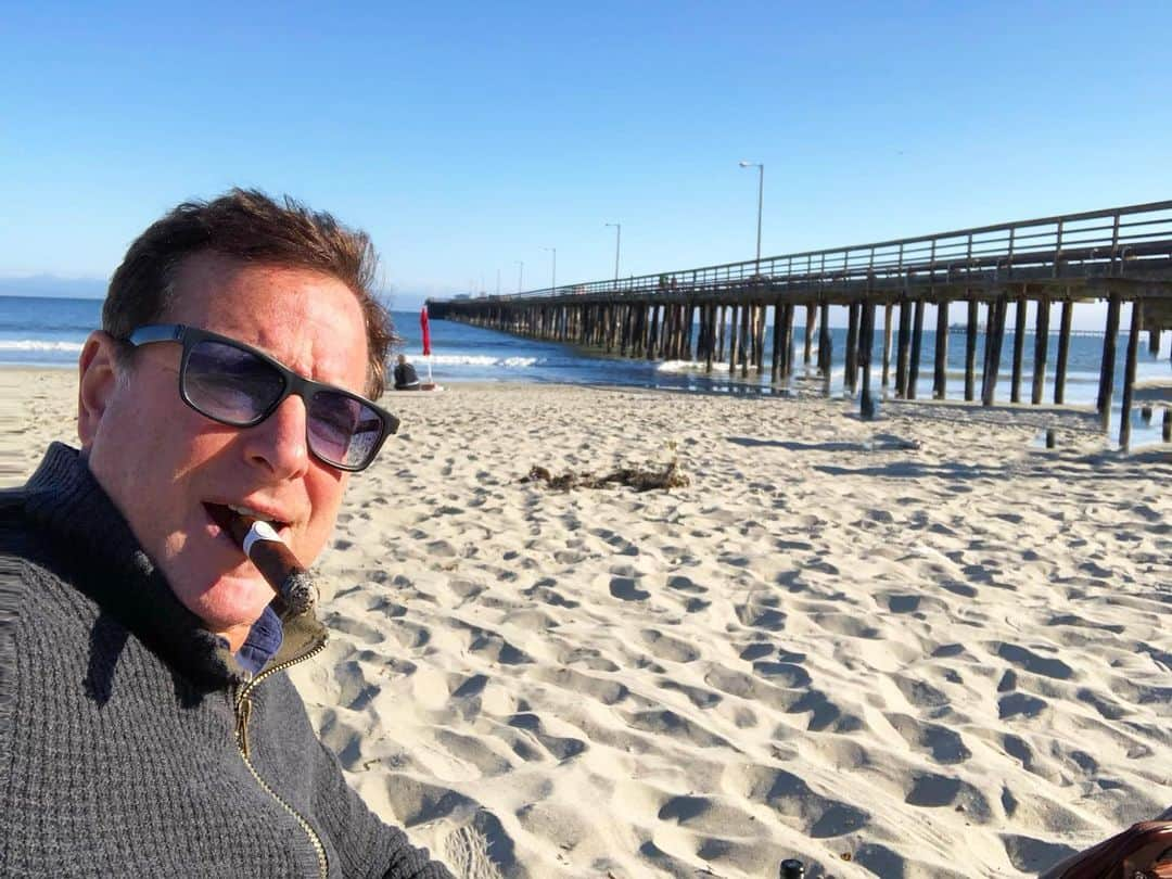 ボブ・サゲットさんのインスタグラム写真 - (ボブ・サゲットInstagram)「Pier pressure. Yeah millennials, I know that’s a dad joke, but it’s Father’s Day weekend so I can pun when I want. ✌🏼」6月16日 10時18分 - bobsaget