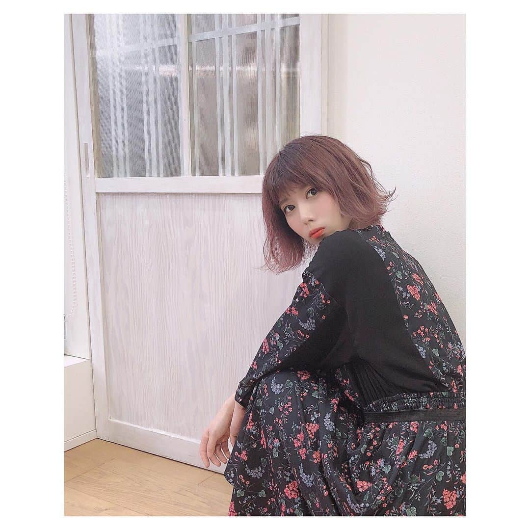 廣瀬茜さんのインスタグラム写真 - (廣瀬茜Instagram)「昨日、彩ちゃんとCHARMEへ行って髪のメンテナンスしてもらった💇‍♀️✨ . オーナーの堀内さん！いつもありがとうございます☺︎♡ . CHARME最強のトリートメントで髪の毛が生き返った〜！！！嬉しい〜！！！ . 📷2,3枚目は彩姫カメラマン撮影  テーマは「インスタで女子が良くやりそうな映り方」です。 . #charme」6月16日 10時15分 - akane_bandmaid