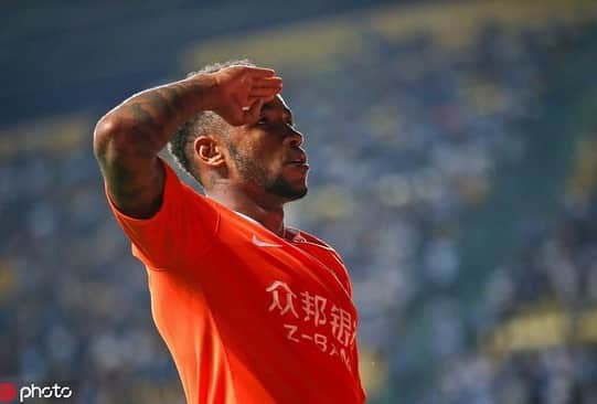 ラファエル・ダ・シルバのインスタグラム：「Foram 2 meses e pouco de angústia sem poder jogar e mesmo assim continuei trabalhando firme e sempre com pensamentos positivos de que “tudo passa” e hoje retornei  a fazer o que mais amo, e dar alegria ah muita gente principalmente a mim mesmo que sei bem o que passei nesse período.. agora é voltar a desfrutar e brincar de jogar futebol! 😁 @godbless #RS9 #crazylife」