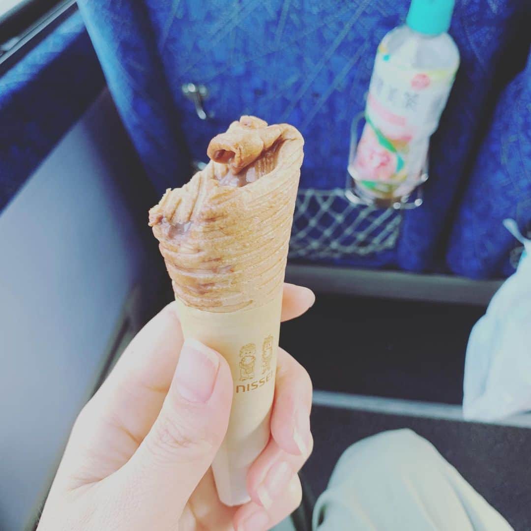 五月女ケイ子のインスタグラム：「生まれて初めて、ソフトクリームのコーンを折ってみた。」
