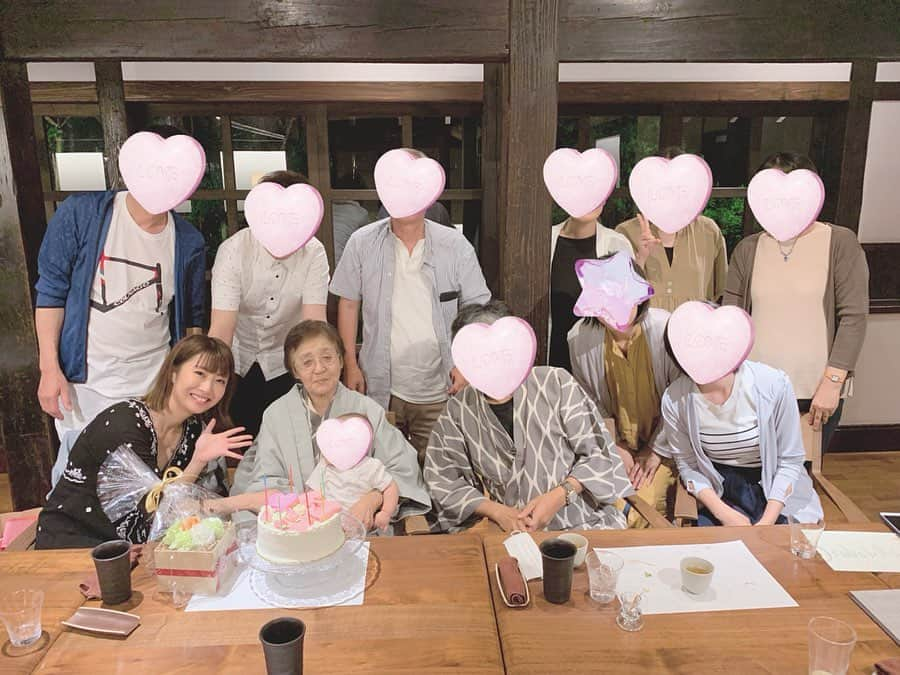 古川真奈美さんのインスタグラム写真 - (古川真奈美Instagram)「.﻿ .﻿ おばあちゃんの91歳のお誕生日の日に親戚一同で湯布院の﻿ #二本の葦束 に行ってきました♨️﻿ ﻿ 今まで行った湯布院の温泉の中でダントツでよかった🥺✨﻿ ご飯がめちゃくちゃ美味しいし、﻿ 温泉もお部屋についてる露天風呂以外に、７﻿ つぐらいお風呂が旅館にあって、全て貸切で温泉天国でした🧖‍♀️♨️✨﻿ ﻿ 絶対またリピートします😌🌸﻿ ﻿ こんなに親族一同で旅行したの初めてで、やっと祖母孝行できたので、わたしも幸せでした💓﻿ おばあちゃん長生きしてくれてありがとう。﻿ ダンスも習ってて、まだまだ元気なおばあちゃん👵﻿ ﻿ 100歳以上長生きしてね！って言ったら…﻿ そげん長生きせんでよか！(そんなに長生きしなくていい)って言われた😂﻿ ﻿ 今回の計画は、全部わたしが段取りとってやったのだけれど…﻿ そしたら、まなありがとうって逆に私も誕生日プレゼントをみんなからもらって嬉しかった🥺🙏🏻💓﻿ ﻿ ﻿ #おばあちゃんへの誕生日プレゼント  #みんなで湯布院一泊旅行﻿ #お部屋の広さにびっくり  #みんな感動してた﻿ #ご飯がほんっっとに美味しかった  #お風呂全部制覇したかったなー  #竹林風呂  #最高  #雨降ってなかったらもっと綺麗だったのになー  #あと一泊したかったー﻿ #ケーキは東京から発送  #バラケーキ ﻿ #従業員の皆様の接客が本当に素晴らしかったです  #素敵な時間をありがとうございました﻿ #おやど  #二本の葦束  #湯布院  #大分 ﻿」6月16日 10時16分 - mana_0619