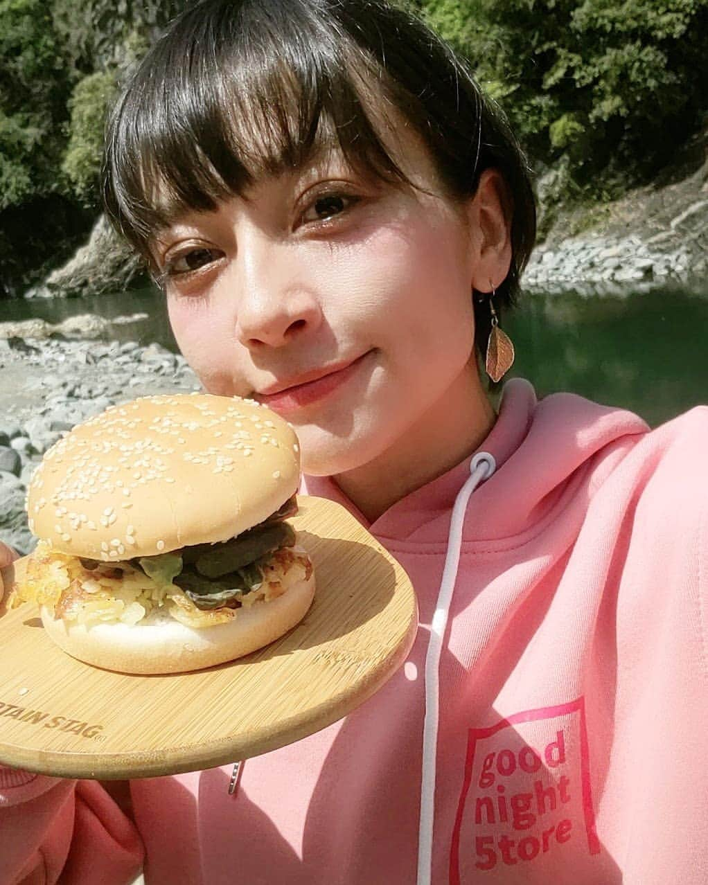 芳美リンさんのインスタグラム写真 - (芳美リンInstagram)「#わんぱくロスティ ！  前日に食べたロスティの余りを、 バンズや野菜にわんぱくに挟んだだけの、スーパー簡単アレンジ！  ロスティとはスイスの伝統ジャガイモ料理☺ スイスデリスから販売されいるのを使えば簡単に作れます。👏 @swissdelice_jp #スイスデリス#ロスティ　 #スイスデリスアンバサダー #おいしい時間をスイスから #スイスデリス #swissdelice #ロスティ#アウトドアでロスティ #キャンプ#アウトドア女子 #キャンプグッズ　 @captainstag #Captainstag#キャプテンスタッグ#アウトドアメニュー#バーベキュー#BBQ #アウトドア#キャンプ#outdoorstyle #青野原野呂ロッジキャンプ場@aonohara_noro_lodge  #캠프 #아웃도어 #アウトドア飯#キャンプ飯#ソトレシピ#campzine掲載希望#ソトシル掲載希望#camphack取材」6月16日 10時21分 - lynn.lynn5