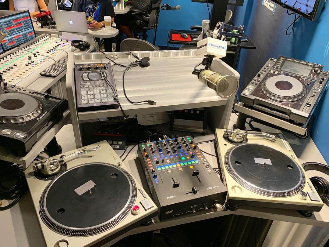 のインスタグラム：「I make my debut on Sirius XM Shade45 TONIGHT! ONE NIGHT ONLY! I’m m gonna bring the NIGHTLIFE to satellite! 🔌 Dj Absolut x Ron Mills! @litdigitaldjs」