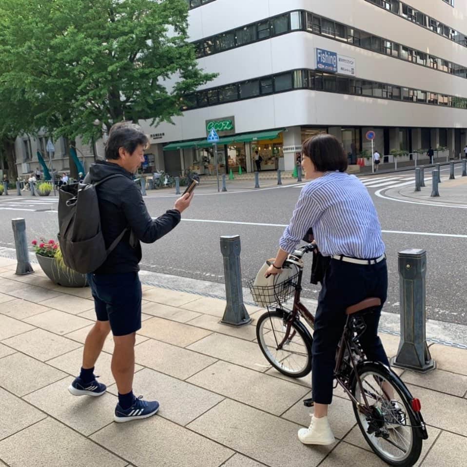 上野樹里さんのインスタグラム写真 - (上野樹里Instagram)「平野監督と自転車パート2🚲  横浜の現場風景に入るとこんな感じになります。  今日も良い一日を。🌼☀️🌳😄」6月16日 10時25分 - _juri_art_