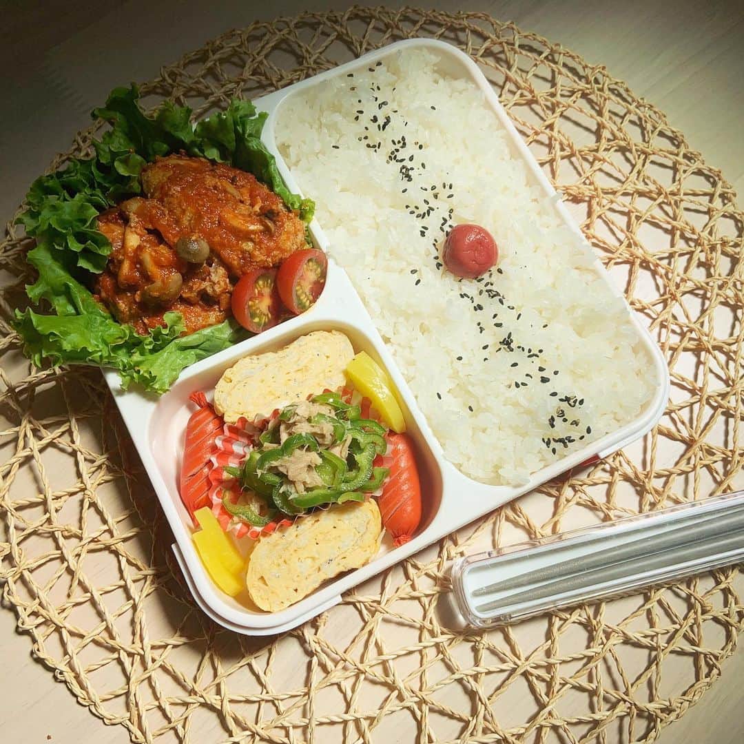 本田しおりのインスタグラム：「#今日のお弁当  #トマト煮込みハンバーグ弁当 #トマト煮込みハンバーグ#しらす入りだし巻き卵#無限ピーマン#赤ウインナー#たくあん  #お弁当 #本田弁当 #旦那さん弁当 #神ちゃん弁当 #神弁」