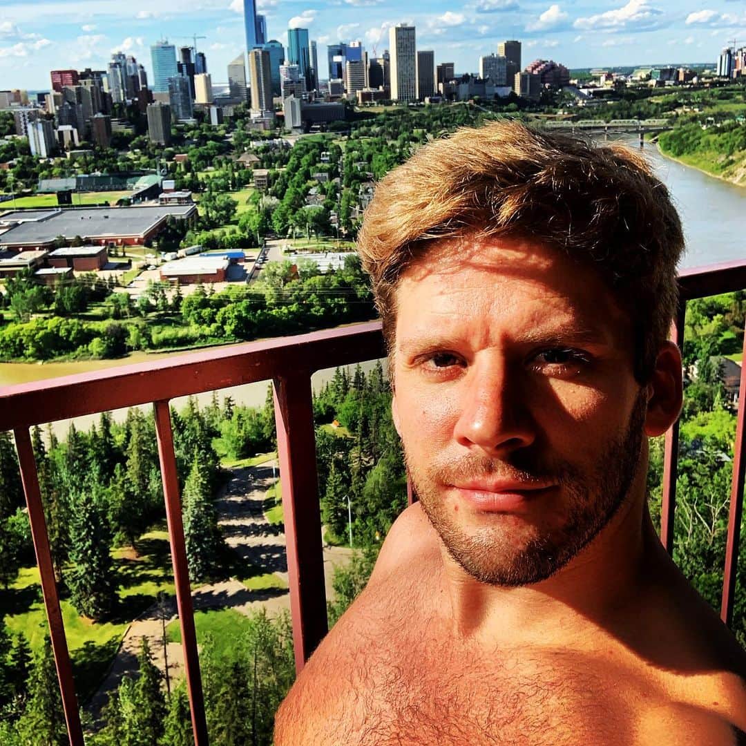 ヴォーン・チピアーのインスタグラム：「Summer has finally arrived!  #yeg #saskatchewandrive #bestviewintown」