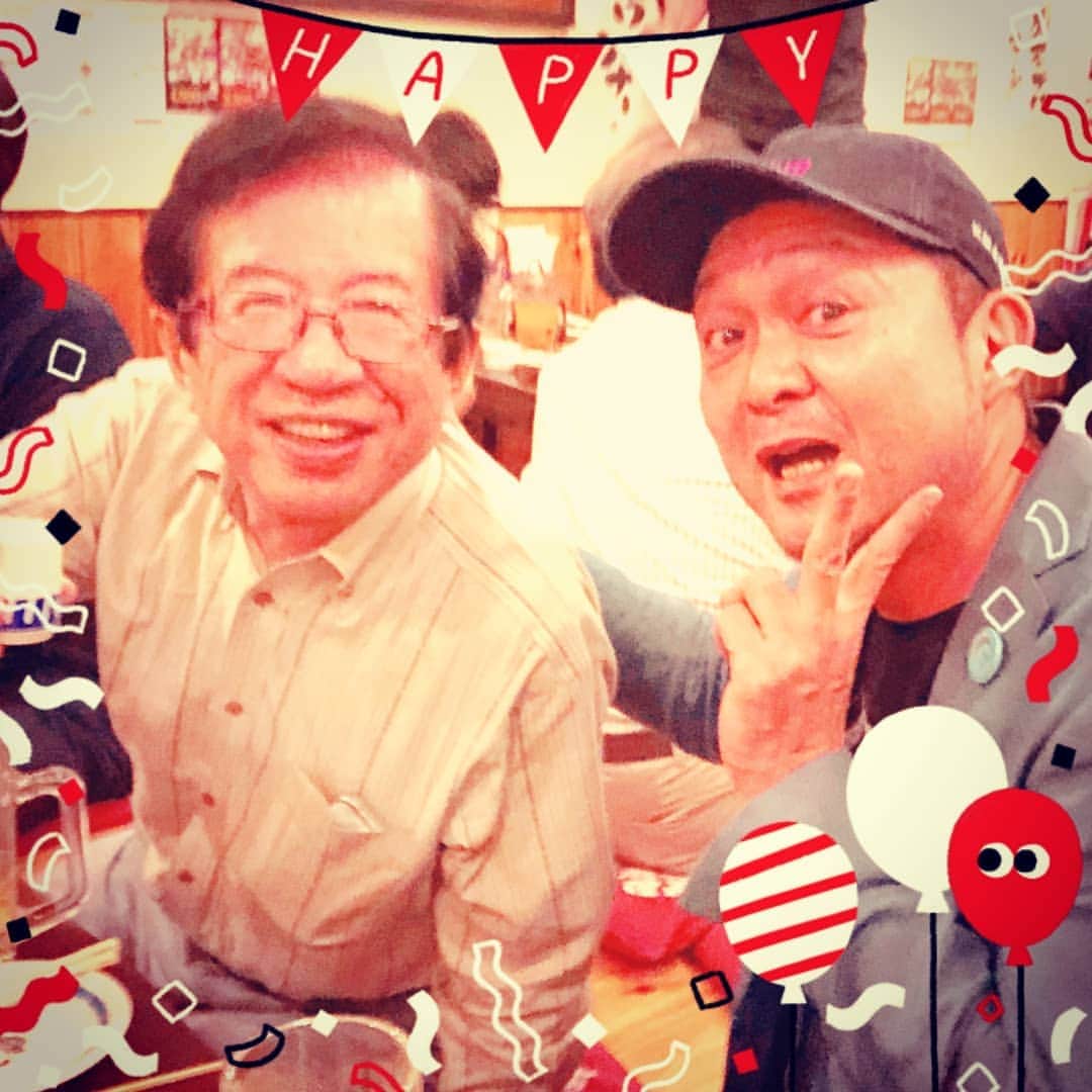 松本隆博のインスタグラム：「。 昨日はすこぶる楽しかった。 名古屋まで大雨でも行った 甲斐がありましたヽ(^o^)丿  ほんとーー僕の憧れの先生、 人生の師匠と言いたいくらい 偉大な武田邦彦先生に失礼 だけれど僕、ほんとシンパシー というか考え方が全く同じ。 地球温暖化のうそ タバコとガンは関連なし 男女差別 ペットボトル分別、、云々 まだ沢山沢山あるんよー ほんと同じ考えなんだよ。  昨日のディスカッションでは もっともっと話したくて、 1パーセントに落としたけど それでも1番話したかも^^; 別の講師の方の「放送禁止用語」 がテーマだったんだけどね。 先生と僕、盛り上がりヽ(^o^)丿 「そんな人権に関わる様な 差別用語なんかは当然でしょう それよりも、 電通、博報堂という企業名こそ 禁止用語でしょ」 って言い放った僕^^; あーもっと言いたかったーー 「節電の時期にエアコン設定温度を上げようとか冷蔵庫の開け閉めは 言うのに、テレビ消しましょう！ は言わないでしょ？それも 禁止用語？」なーんてヽ(^o^) あ～楽し。  いやぁ、後悔はなんで僕、 ここで昨日講演しなかったん？ が悔やまれる。 次回絶対する♪」