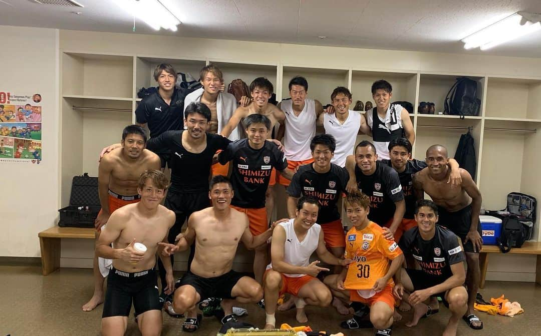 北川航也さんのインスタグラム写真 - (北川航也Instagram)「. 3points☺︎ . #清水エスパルス #spulse #iaiスタジアム日本平 #ホーム #西澤健太 #プロ初ゴール #この日も入らない流れ濃厚だった #キーパーキャッチは辞めてくれ笑 #雨の中寒い中応援ありがとうございました #翔雅くん30歳おめでとうございます」6月16日 10時45分 - koya_kitagawa_23