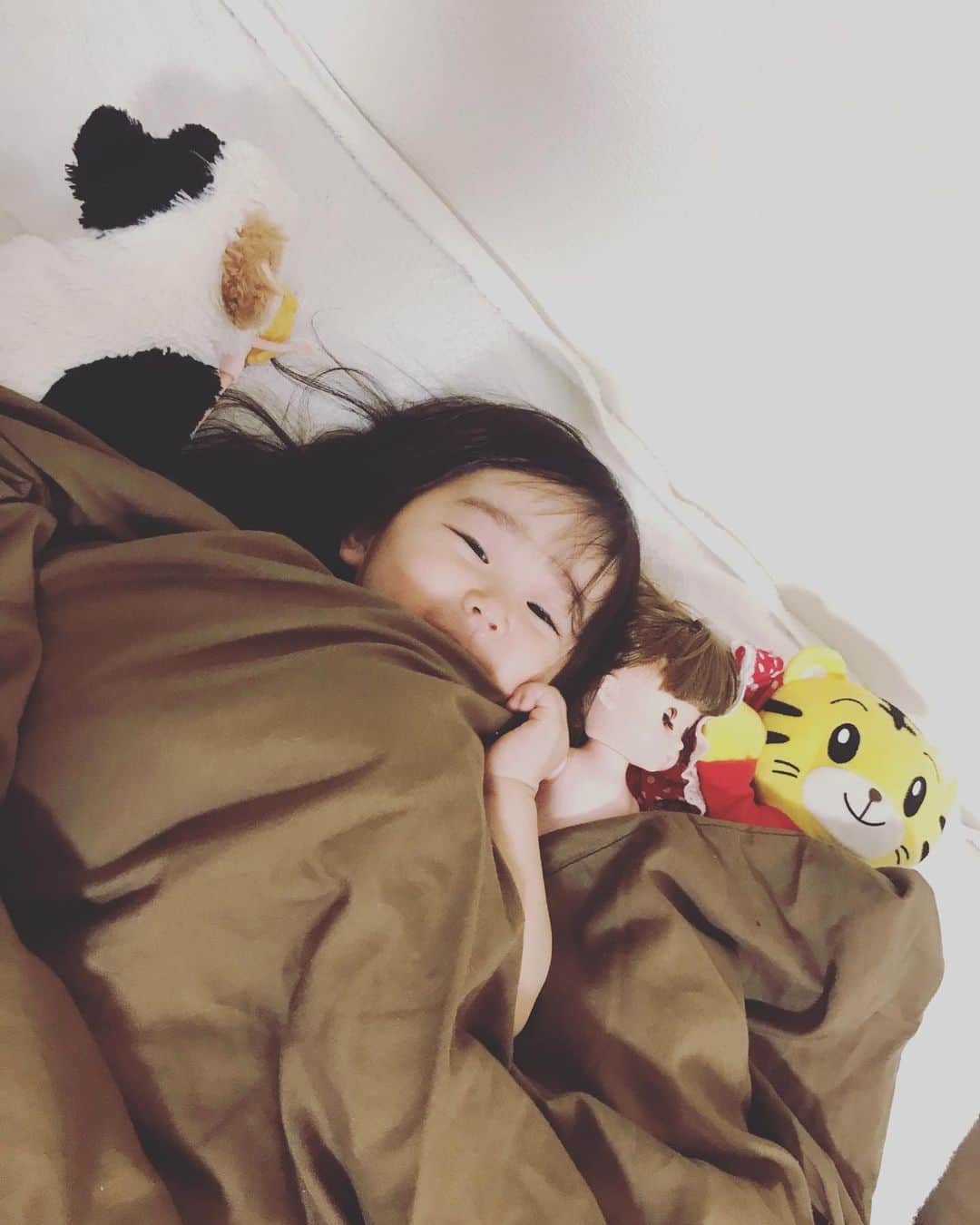 Yuka Maeda ::manicurelistのインスタグラム：「大好きな子たちを並べて一緒にお布団入ってた人（笑）そーっと見に行ったらニヤっとされました😏（笑）  ソランちゃんのパンツ買ってすぐ無くなりました。 ちなみにこの写真は、はなちゃんが届く前なのでいません（笑）  はなちゃんばりにお外にも連れ回し、なんならお砂場や道路にねんねさせられたことのあるようなぬいぐるみさんは、お布団に連れて行くの許可ですか？😱 お布団まで連れて行っちゃダメって言えないよよよよ🙀 でもうちのはなちゃん、すんごーーい汚れてる😨😂 #instalike #instadaily #instamood #instalove #instafashion #igresjp #nails #ママリ#2歳  #おんなのこママ #女の子ママ #2歳児ママ #nailartist #ママネイル #instanails  #親バカ部 #mama #fashion #ホットママタウン #おしゃれな人と繋がりたい #tbt #ぬいぐるみ #赤ちゃん #はなちゃん #しまじろう #2歳児 #ネイル好きな人と繋がりたい #girl」