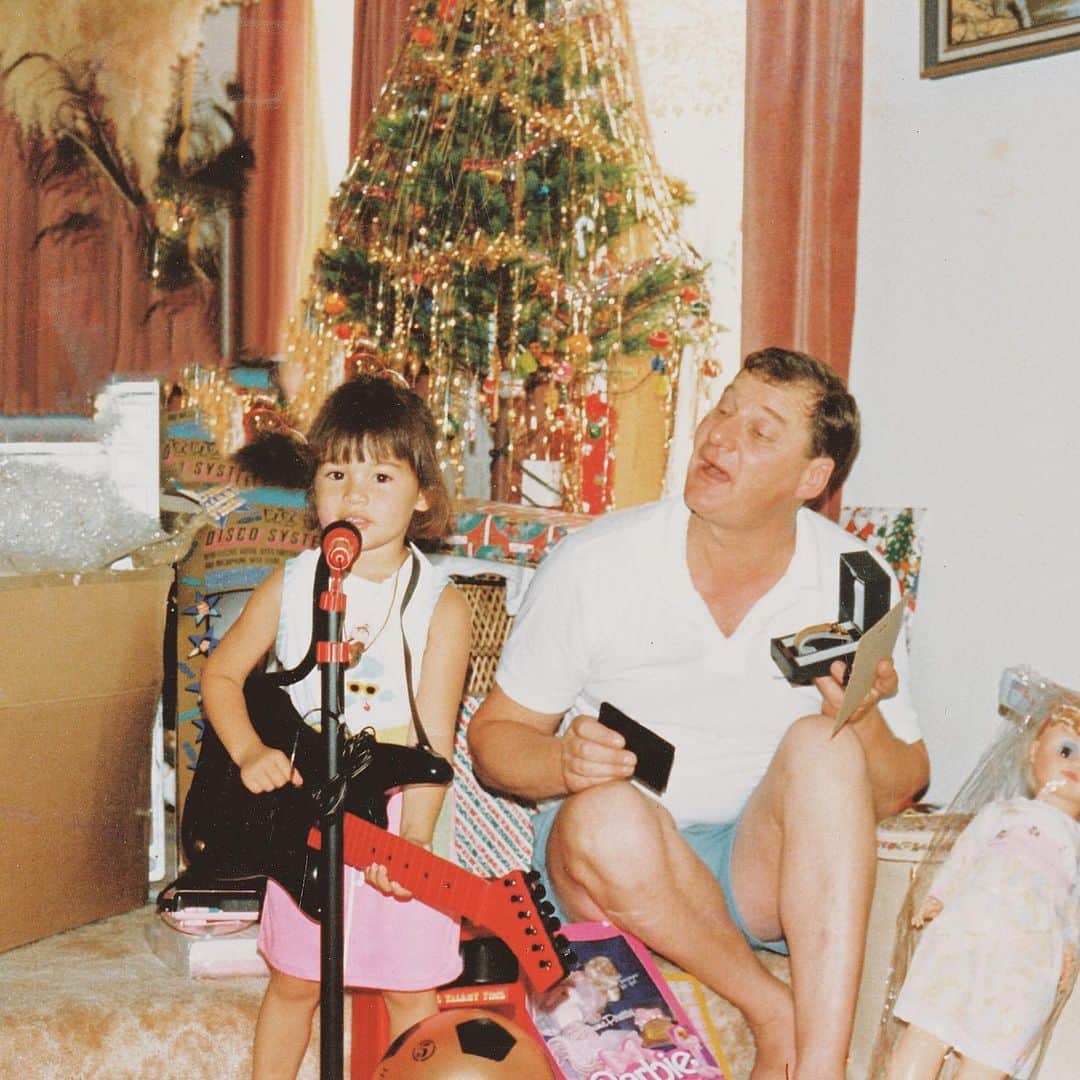 アン・カーティスのインスタグラム：「Happy Father’s Day to my gentle giant. ❤️ This will always be my favourite photo of us as it shows how supportive my dad has always been of following my biggest dreams - and making me believe I was the best singer in the world 😂 Love you Father Dearest! Happy Father’s day to all of your dads and my daddy followers. I pray for your health and happiness. God Bless all of you! 💋」