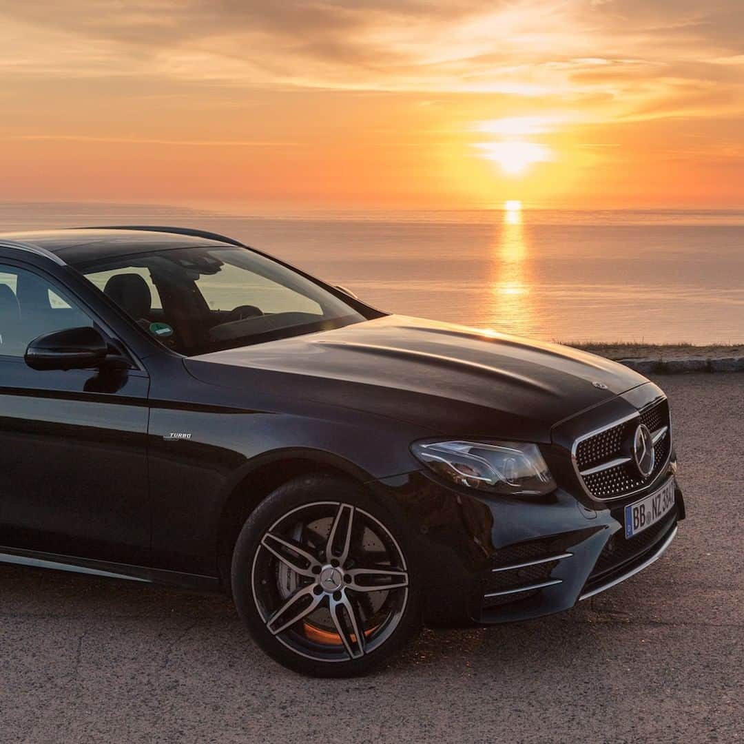 メルセデス・ベンツさんのインスタグラム写真 - (メルセデス・ベンツInstagram)「Enjoying the sunset. 🌅 📸: @simninja_photodesign for #MBsocialcar [Mercedes-AMG E 53 4MATIC+ T-Modell | Kraftstoffverbrauch kombiniert: 8,9-8,7 l/100km | CO₂-Emissionen kombiniert: 203-200 g/km | mb4.me/nefz] . #Mercedes #MBCar #MercedesAMG #EClass #carsofinstagram #InstaCars #DrivingPerformance #sunset #beach」6月16日 11時00分 - mercedesbenz