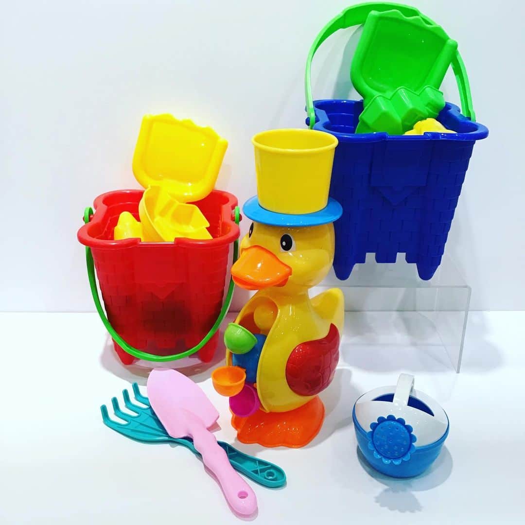 3COINS lN LUMINEさんのインスタグラム写真 - (3COINS lN LUMINEInstagram)「こんにちは😃 大船ルミネウィング店です！！ 本日は、毎年大人気の砂遊びセットのご紹介です✨ . レジャー季節到来！！ 公園はもちろん、海や川でも楽しい砂遊びが出来ちゃいますよ😉✨ . 是非、店頭でご覧ください下さい！！ . 砂遊びセット アヒル🐤 ¥500+tax . 砂遊びセット RD.BL ¥300+tax . . ご来店お待ちしております💁‍♀️✨」6月16日 11時00分 - 3coins.in.lumine
