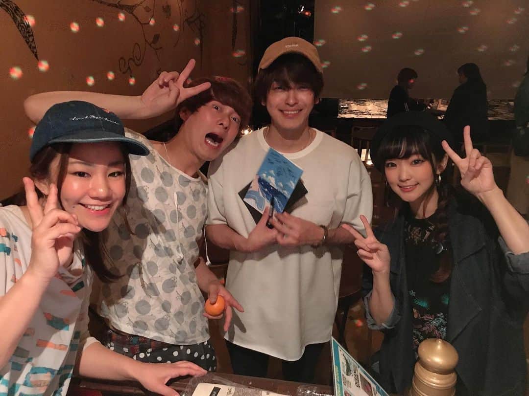 Yun chiのインスタグラム：「ゴジラのため息の作者、砂川くんのバンド、Ocean のリリパに行って来ました。 . . 押入れの中に閉じこもる話がすごく共感だった。 小さい時よく閉じこもって歌ったり、そのまま寝ちゃったりしたなぁ。 . . 心の中から絞り出すように紡いだ歌詞やメロディ、歌声がすごく素敵でした。 . . 久し振りに最前列でライブを聴いて、息を吸う瞬間だったり、少し喉に力が入って汗が流れてくとことか、メンバーのコーラスや演奏、表情の細かい所とかよく見えてすごく楽しかったし、勉強になった。 . . 一番前って緊張するけど、良いものだね。 . . しかし、良い時間だったな。 Ocean 素敵だな。」