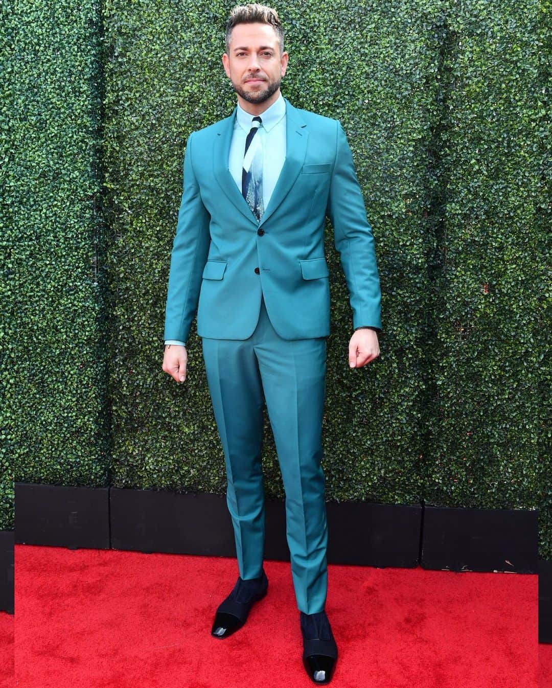 Just Jaredさんのインスタグラム写真 - (Just JaredInstagram)「@zacharylevi wears a @paulsmithdesign suit as he arrives for hosting duties at the 2019 @mtv Movie & TV Awards! #ZacharyLevi #PaulSmith #MTVAwards #MTVAwards2019 Photos: Getty」6月16日 11時15分 - justjared