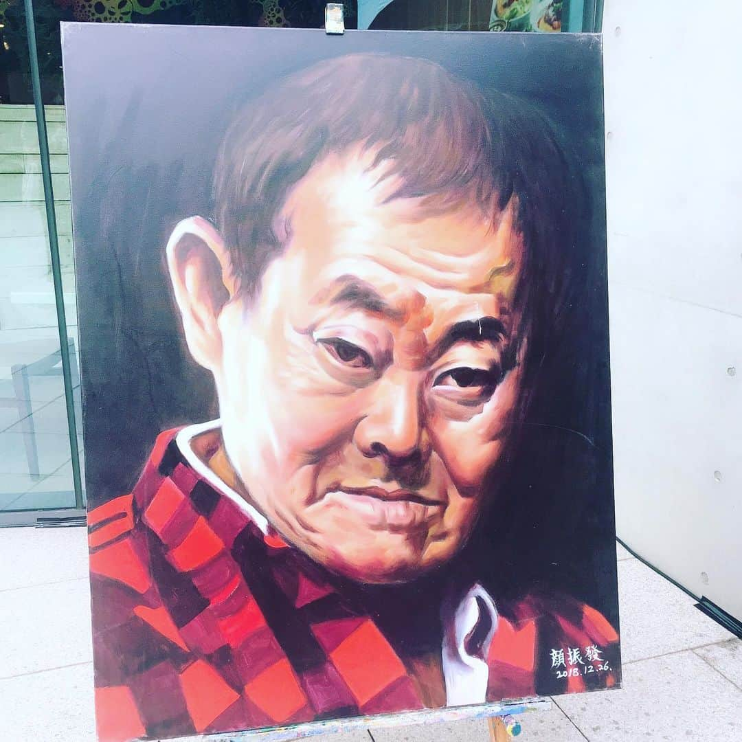 田中千絵さんのインスタグラム写真 - (田中千絵Instagram)「そして、昨日は偶然にも、 イベントのゲストで台北にいらしていた、 国宝級の芸術家・顏振發先生に遭遇！  顏先生は台湾で、 手描きで映画などのポスターを描く、 今となっては数少ない アーティストの巨匠。  先生はふだん、 台南にいらっしゃられて、 去年《海角七号》10周年のイベントで 台南に行った時に、 私も初めてお目にかかりました。  まさかまさかの台北での再会！ とっても嬉しかったです。  そして、 顏先生の自画像が なぜか岡本太郎さんにかぶる。。 そんな日曜日の朝を迎えました☼ . . 然後，昨天巧合遇見 為參加活動的嘉賓 而上來台北的國寶級藝術家·顏振發師傅！  因為顏師傅平時都在台南， 我去年參加台南《海角七號》10週年活動時 才第一次見到他。  沒有想到能在台北再遇見顏師傅， 真的好開心！  看著師傅畫的自畫像， 讓我連結到岡本太郎老師。 想著這些事迎接了週日早晨☼ . . . #たいわん #taiwan  #顏振發師傅 #台南 #國寶級人物 #藝術家 #artist  #台北と東京の生活  #中国語」6月16日 11時18分 - chietanaka817