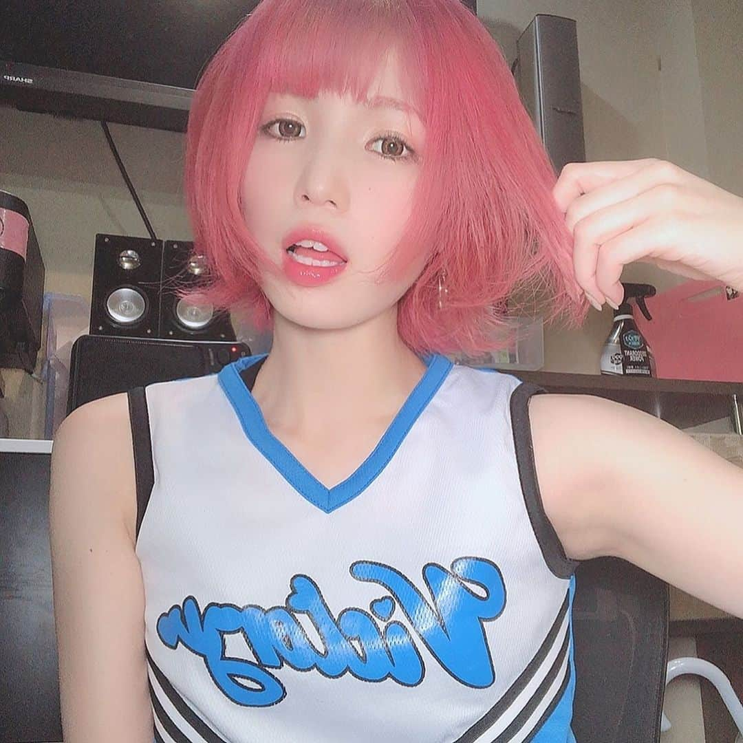 胡桃沢まひるさんのインスタグラム写真 - (胡桃沢まひるInstagram)「意外と構ってちゃんだよ？  #idol #voiceactress #cheerleader #cheerleading #cheergirl #japan #japanese #kawaii #pinkhair #pink #Akihabara #元気な服装が似合うって言われた #チアガール #チアガール着てる店長ってどうなんだろうね #運動会ということでなわとびめちゃした #飛び方がガチって言われたけどジムで練習してたから #ﾄﾞﾔ」6月16日 11時18分 - mahiru104