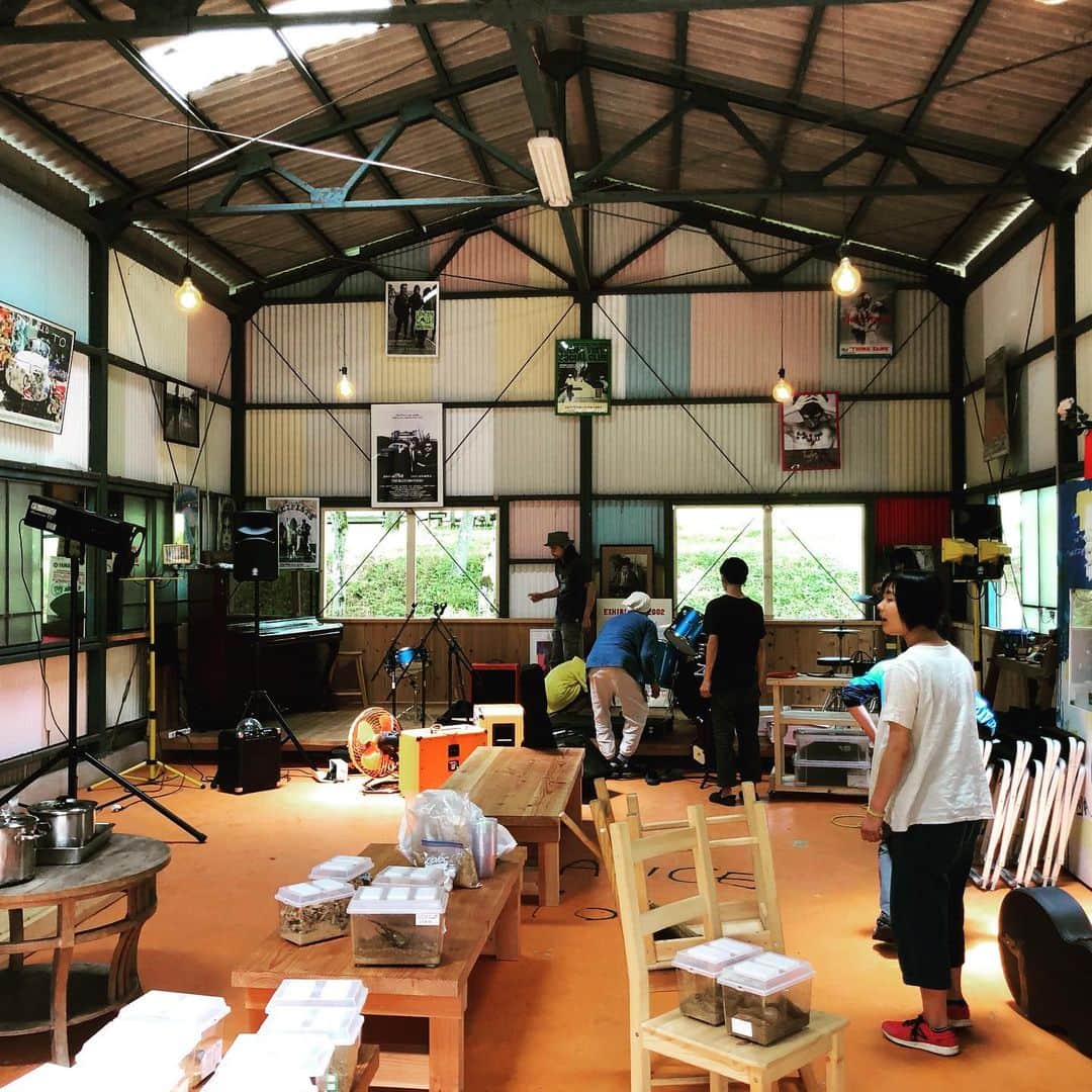 山川のりをのインスタグラム：「本日は福知山市三和町のみわダッシュ村にて「みわダッシュ村フェス」にてギターパンダお邪魔します。13時/15時、1000円+D、小学生500円+Dです。共演はバクマイズ、加藤さんと遊ぼう、他フリーマーケット盛りだくさん！お近くの方々会いにきてアイニージュー！詳しくはguitarpanda.netで。」