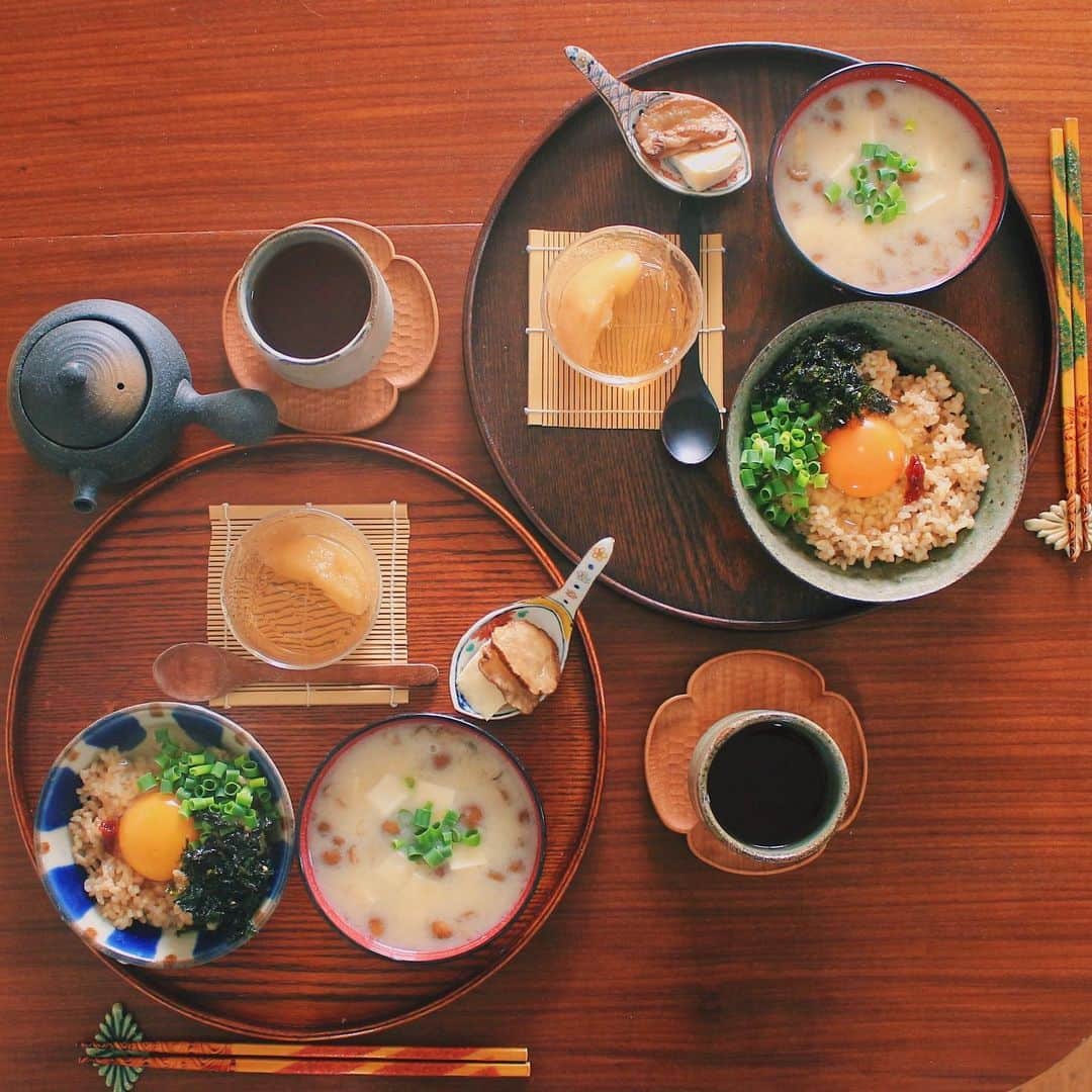 Kaori from Japanese Kitchenさんのインスタグラム写真 - (Kaori from Japanese KitchenInstagram)「2019.6.16 Sun 韓国風卵かけごはんの朝ごはん。 ＊＊＊ Good morning! Today’s fusion Japanese breakfast:Korean taste rice bowl(egg yolk, gochujang, Korean nori seaweed flakes and green onion), miso soup, and plum jerry w/ homemade peach comport. ・ おはようございます。 最近やたらとハマっている韓国のりフレークを使って 卵かけごはんを韓国風にアレンジ。 コチュジャン、フレーク、ネギを乗せて 風味付けにごま油をほんの少し追加。 醤油をかけたらできあがり。 コチュジャンのお陰で味にコクが出ました。 ・ 梅ゼリーに桃コンポートがめっちゃ合います。 器と分量がミスマッチなのは置いといて… 桃の効能は前のpostに書いています。 ごちそうさまでした。 ・ 📝薬膳走り書きはお休みです📝 ・ 【おしながき】 韓国風卵かけごはん なめこと豆腐のお味噌汁 カマンベールチーズ いぶりがっこサンド 自家製桃のコンポートと梅ゼリー ・ 昨日はかなでさん @mii_kitchen にお誘いいただき、サザンのコンサートへ行きました。誘っていただいたのがサザンのコンサート(しかも良席)って最高すぎませんか…本当にありがとうございます。インスタでのご縁に感謝です。かなでさんへ会いに青森遊びに行きますね。 では良い日曜日を☺︎ ・ #japanesefood #japanesecuisine #washoku #breakfast #おうちごはんlover #朝ごはん #おうちごはん #早餐 #아침밥 #ふたりごはん #薬膳 #うつわ #フーディーテーブル #和食器 #一汁一菜 #清岡幸道 #和食 #松浦ナオコ #japonais #やちむん」6月16日 11時34分 - coco_kontasu