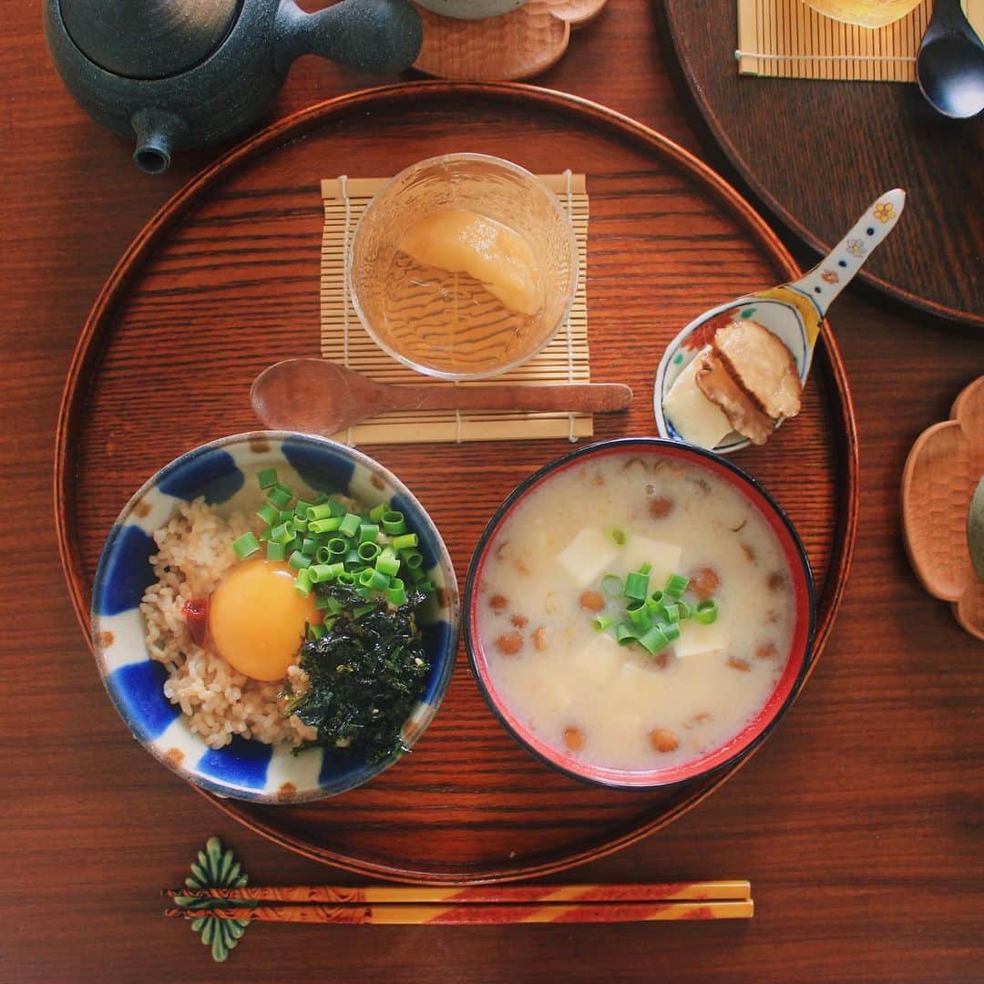 Kaori from Japanese Kitchenさんのインスタグラム写真 - (Kaori from Japanese KitchenInstagram)「2019.6.16 Sun 韓国風卵かけごはんの朝ごはん。 ＊＊＊ Good morning! Today’s fusion Japanese breakfast:Korean taste rice bowl(egg yolk, gochujang, Korean nori seaweed flakes and green onion), miso soup, and plum jerry w/ homemade peach comport. ・ おはようございます。 最近やたらとハマっている韓国のりフレークを使って 卵かけごはんを韓国風にアレンジ。 コチュジャン、フレーク、ネギを乗せて 風味付けにごま油をほんの少し追加。 醤油をかけたらできあがり。 コチュジャンのお陰で味にコクが出ました。 ・ 梅ゼリーに桃コンポートがめっちゃ合います。 器と分量がミスマッチなのは置いといて… 桃の効能は前のpostに書いています。 ごちそうさまでした。 ・ 📝薬膳走り書きはお休みです📝 ・ 【おしながき】 韓国風卵かけごはん なめこと豆腐のお味噌汁 カマンベールチーズ いぶりがっこサンド 自家製桃のコンポートと梅ゼリー ・ 昨日はかなでさん @mii_kitchen にお誘いいただき、サザンのコンサートへ行きました。誘っていただいたのがサザンのコンサート(しかも良席)って最高すぎませんか…本当にありがとうございます。インスタでのご縁に感謝です。かなでさんへ会いに青森遊びに行きますね。 では良い日曜日を☺︎ ・ #japanesefood #japanesecuisine #washoku #breakfast #おうちごはんlover #朝ごはん #おうちごはん #早餐 #아침밥 #ふたりごはん #薬膳 #うつわ #フーディーテーブル #和食器 #一汁一菜 #清岡幸道 #和食 #松浦ナオコ #japonais #やちむん」6月16日 11時34分 - coco_kontasu