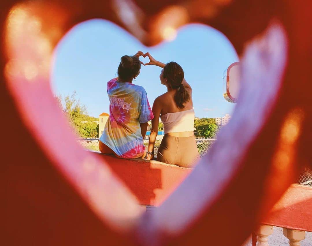 来夏さんのインスタグラム写真 - (来夏Instagram)「#💓 笑いまくりの濃厚な旅だった😍🌴 言われるがままポーズしたら なんとも可愛い写真撮ってくれた❣️ #guam #tumontradecenter  #love #bff #girlstrip  #グアム #インスタスポット」6月16日 11時45分 - rairairaika