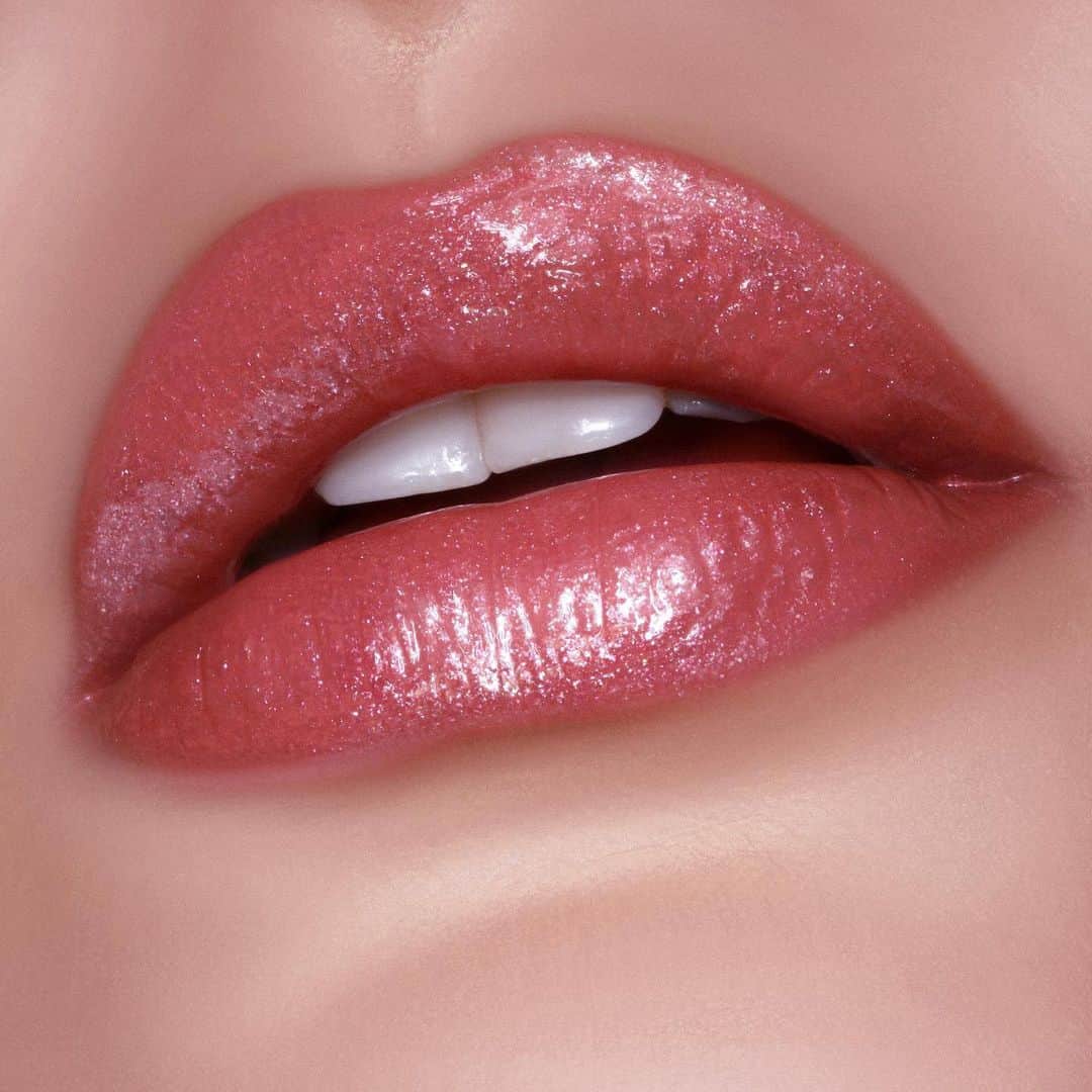 Kylie Cosmeticsさんのインスタグラム写真 - (Kylie CosmeticsInstagram)「DAMN GINA gloss 💋✨ the original Koko Kollection lip set including Khlo$, Okurrr, Gorg and Damn Gina launches TOMORROW in all @ultabeauty stores in new gorgeous packaging and updated formulas 💕」6月16日 11時46分 - kyliecosmetics