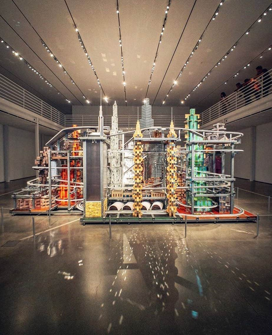 ロサンゼルスカウンティ美術館さんのインスタグラム写真 - (ロサンゼルスカウンティ美術館Instagram)「Chris Burden's “Metropolis II” is an intense kinetic sculpture, modeled after a fast paced, frenetic modern city. Miniature cars speed through the city at 240 scale miles per hour; every hour, the equivalent of approximately 100,000 cars circulate through the dense network of buildings. #LACMAPlusYou regram via @matthewsebastianwood ⠀⠀⠀⠀⠀⠀⠀⠀⠀ ⠀⠀⠀⠀⠀⠀⠀⠀⠀ See “Metropolis II” in action Saturdays and Sundays, 10:30 am–5:30 pm. © Chris Burden」6月16日 11時40分 - lacma