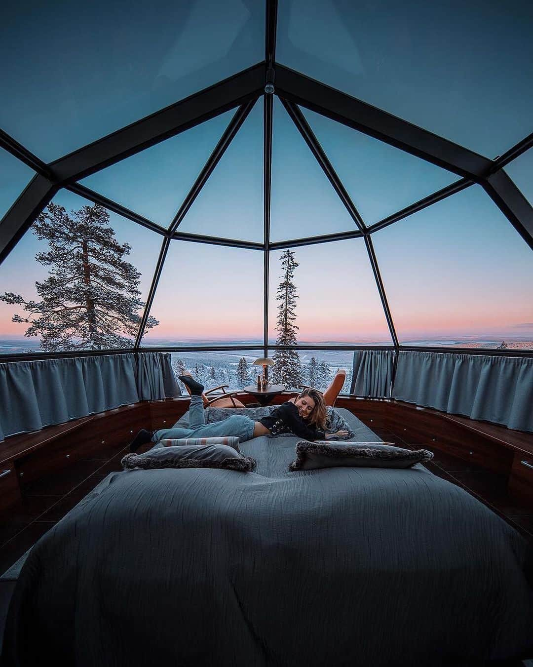 Inspirationさんのインスタグラム写真 - (InspirationInstagram)「Na Finlandia existe uma hotelaria com um conceito bem diferenciado. Uma aldeia de iglus de vidro aquecida. E em alguns períodos do ano é possível ver incríveis aurora boreais. #decorcriative #decoreinteriores. Follow @pontodefugaarq  __________________ Foto: @lyss Local: Lapônia Finlandesa」6月16日 11時42分 - decorcriative