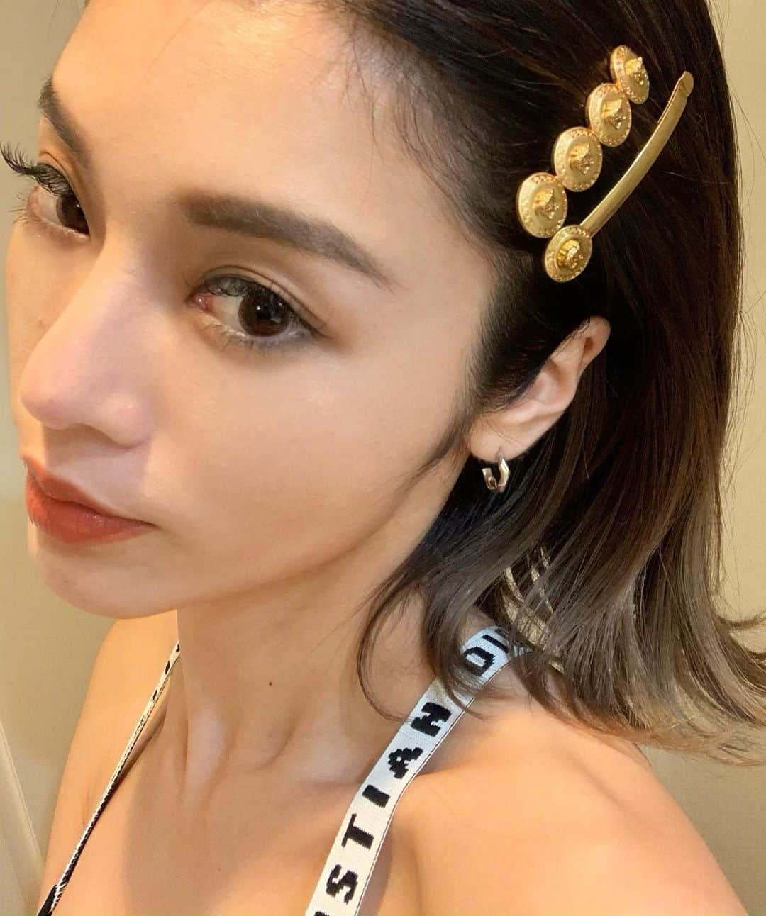 島袋聖南さんのインスタグラム写真 - (島袋聖南Instagram)「ヘアピン集めにハマってる🖤 前髪が目に入る嫌な時期なので毎日ヘアピン👧🏻👧🏻 可愛いヘアピンをUNCHAINEDでも作りたいな🤔」6月16日 11時43分 - seina4444