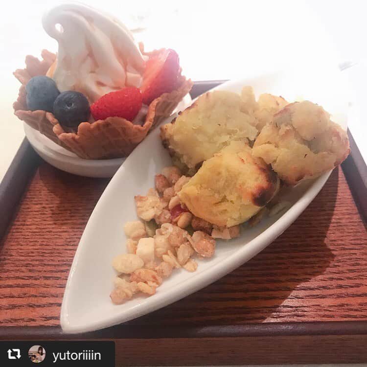 ハレノヒのインスタグラム：「#repost @yutoriiiin via @PhotoAroundApp . 【ハレノヒ】新宿 ルミネエスト スイートポテト🍠 ソフトクリームもついてきて嬉しい！ シリアルが地味に良い食感生んでる笑！！ #ハレノヒ #スイートポテト  #新宿カフェ @yutoriiiin様 ご来店ありがとうございます😊お写真も嬉しです♪ #焼きたて#ひやあつスイーツ#ルミネエスト#新宿#東京#カフェ巡り ##harenohi#cafe#cute#shinjuku#tokyo#lumineest#sweets#」