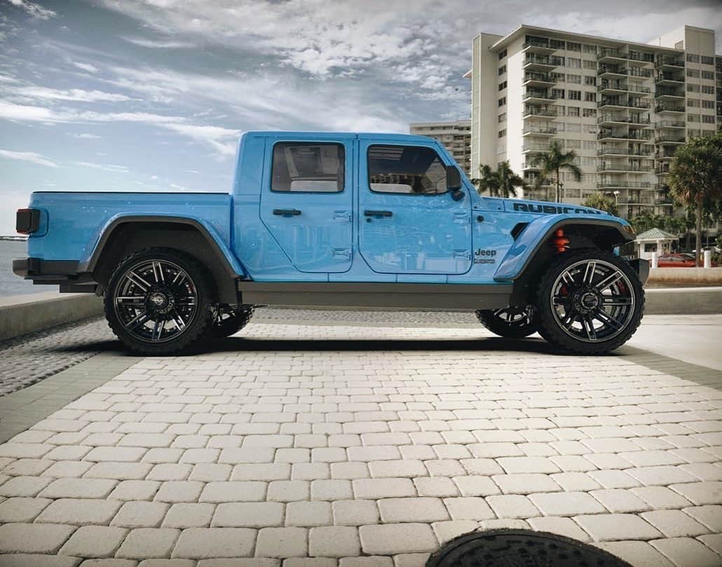 CARLiFESTYLEさんのインスタグラム写真 - (CARLiFESTYLEInstagram)「What engine would you put in this Jeep Gladiator with @4playwheels ? #carlifestyle」6月16日 11時49分 - carlifestyle