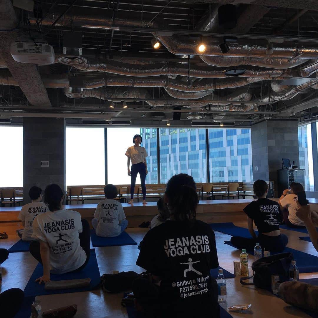 葵さんのインスタグラム写真 - (葵Instagram)「今朝はジーナシスのヨガウェアブランド「JEANASIS YOGA」と「サボリーノ ボタニカル」の特別コラボイベントへ💓 朝ヨガをしながらサボリーノボタニカルの世界観を楽しめました(^^) バックプリントのＴシャツ可愛かった♪ 朝から身体がスッキリ💓 #朝ヨガ#サボリーノ#High five salad#ヨガ #jeanasisyoga」6月16日 11時53分 - dolphin_coconut