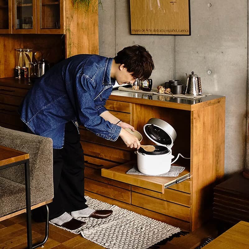 Re:CENO（リセノ）さんのインスタグラム写真 - (Re:CENO（リセノ）Instagram)「・ 【Re:CENO TOKYO お店だより】 ・ こんにちは。 Re:CENO TOKYO オオトモです。 ・ 今日は、東京店で展示中 キッチン収納【 LINA 】の ご紹介です。 ・ キッチンには、 炊飯器や電子レンジ、トースターなど、 意外と家電がたくさん。 ・ それぞれの置き場所に お困りの方が多いのでは ないでしょうか？ ・ 【 LINA 105キッチンボード 】と、 【 LINA 120キッチンカウンター 】は オープン引き出し付き。 ・ 炊飯器が綺麗にしまえて、 ご飯をよそう際も、 手前に引き出せるのが便利です。 ・ さらに、コンセントプラグが 付いているのも嬉しいですね◎ ・ カウンターには、 トースターや電子レンジを ・ 背面の板には、 ケーブルを逃がす穴が付いているので、 配線がスッキリしまえます。 ・ 綺麗に収納された キッチンでのお料理は、 テンションが上がりそうですね^^ ・ ぜひ、見に来てください。 ・ #receno#interior#tokyo#furniture#kitchen#room#LINA #リセノ#インテリア#インテリアショップ#東京#二子玉川#ふたこ#リビング#キッチン #収納#家電#キッチン収納#整理整頓」6月16日 11時51分 - receno.interior
