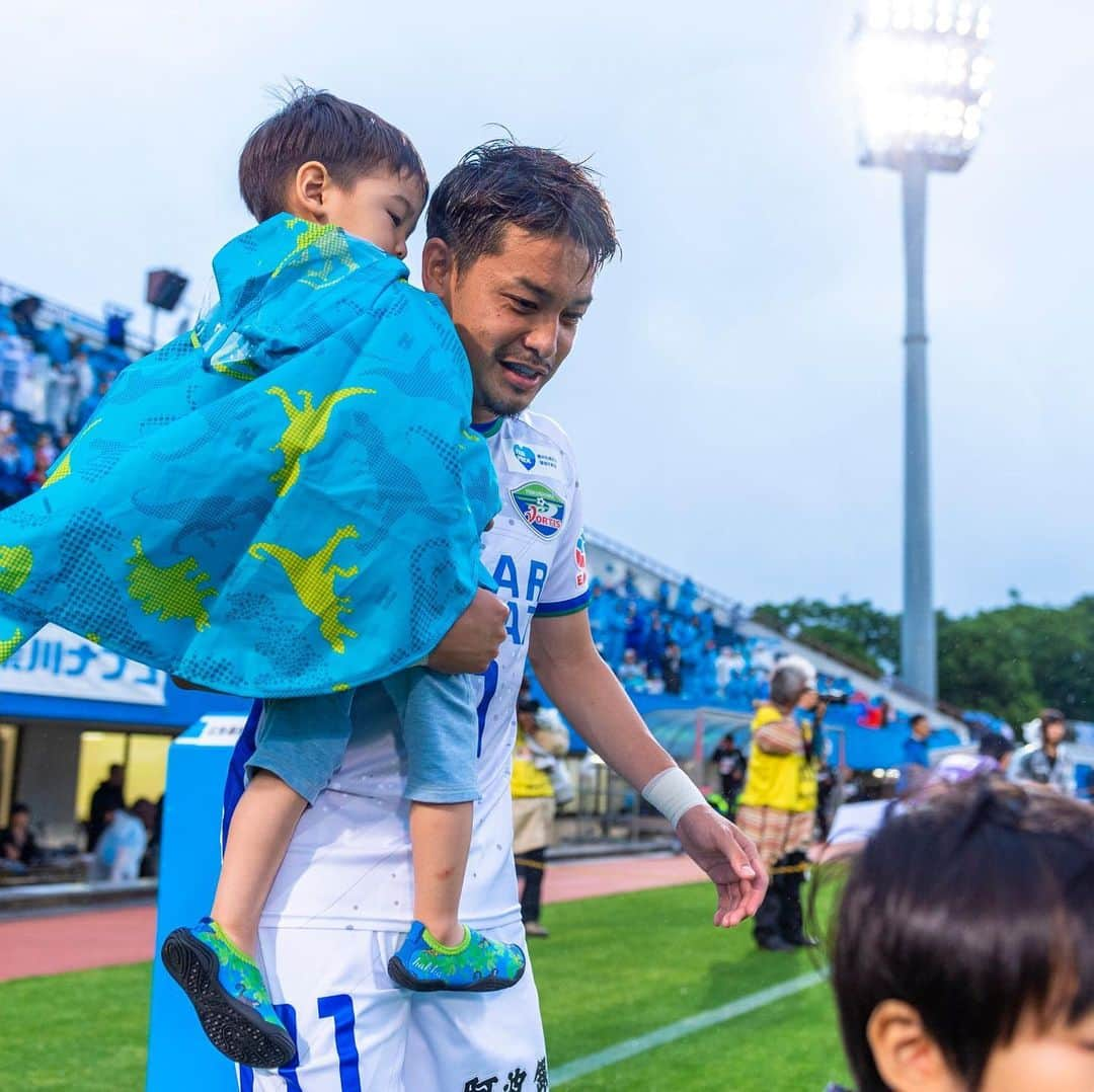 野村直輝さんのインスタグラム写真 - (野村直輝Instagram)「古巣の横浜FC戦。色々な想いがある中でメンタル的には難しくなるゲームでした。自分が大切にしてきたことを今日のゲームで少し証明できたかなと思います。 ここからチームの勝ち星も得点も量産していけるように変わらずチームの為にやっていきます。雨の中応援して頂いた皆様ありがとうございました🙏  #徳島ヴォルティス  #一陽来復 #ニッパツ三ツ沢球技場  #横浜FC #最高 #息子よ誕生日おめでとう」6月16日 11時52分 - naoki.nomu