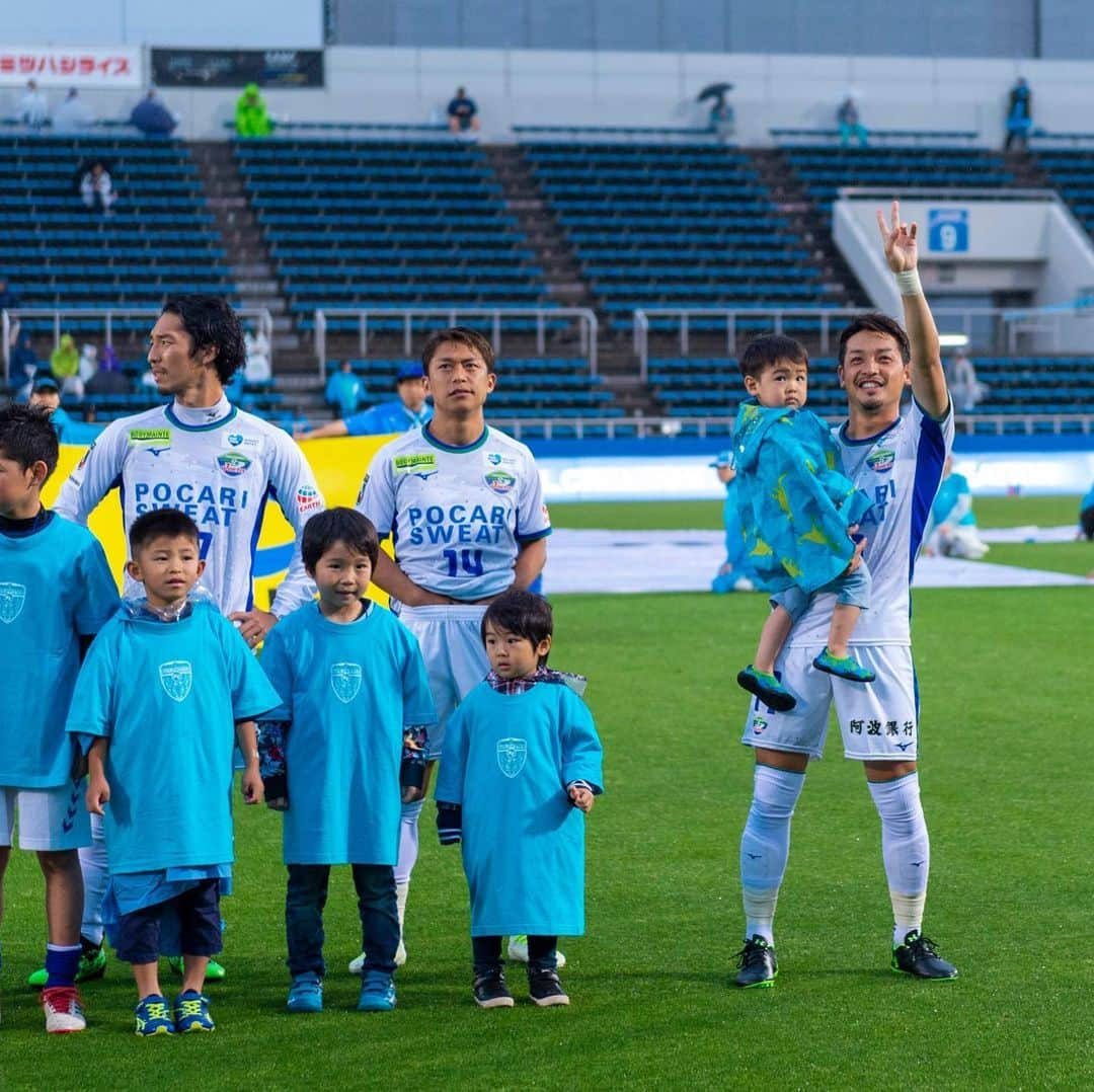 野村直輝さんのインスタグラム写真 - (野村直輝Instagram)「古巣の横浜FC戦。色々な想いがある中でメンタル的には難しくなるゲームでした。自分が大切にしてきたことを今日のゲームで少し証明できたかなと思います。 ここからチームの勝ち星も得点も量産していけるように変わらずチームの為にやっていきます。雨の中応援して頂いた皆様ありがとうございました🙏  #徳島ヴォルティス  #一陽来復 #ニッパツ三ツ沢球技場  #横浜FC #最高 #息子よ誕生日おめでとう」6月16日 11時52分 - naoki.nomu